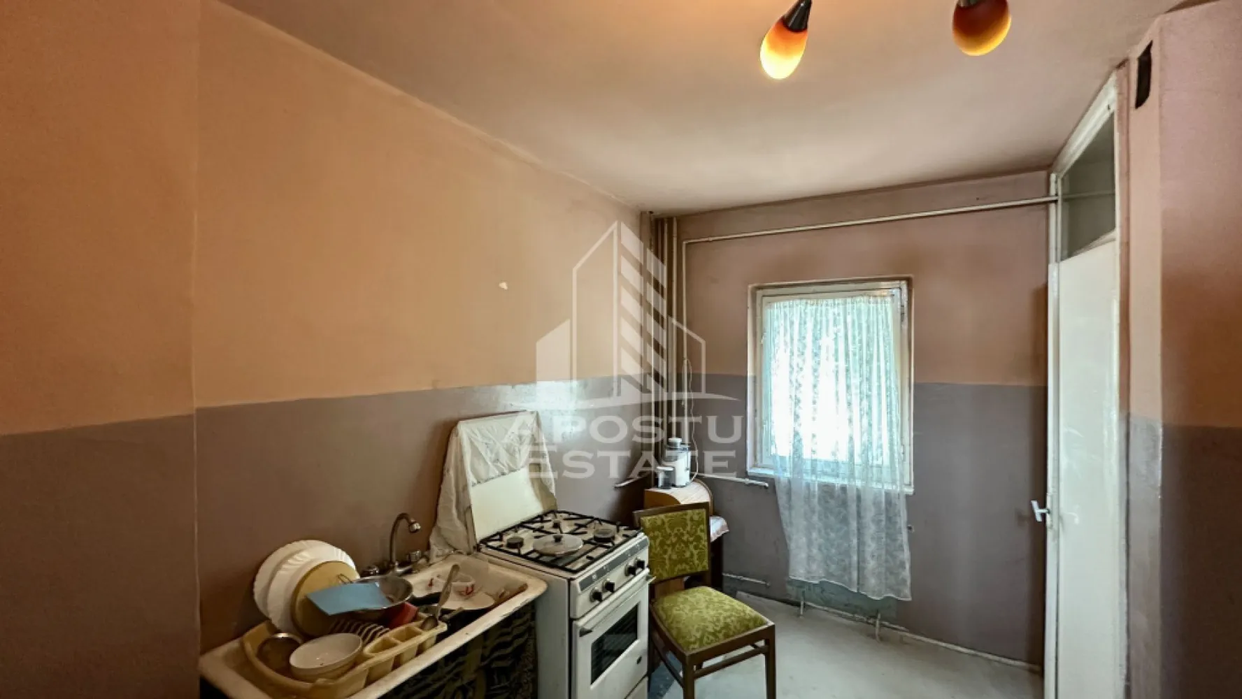 Apartament cu 3 camere, decomandat, etaj intermediar, Aradului - APOSTU ESTATE va propune spre vanzare un apartament spatios cu 3 camere, decomandat, situat la etajul 2 din 4 al unui imobil cu acoperis, amplasat intr-o locatie excelenta, in imediata apropiere a zonei Iulius Town, una dintre cele mai cautate si dinamice zone ale orasului. Proprietatea beneficiaza de acces rapid catre centre comerciale, scoli, gradinite, mijloace de transport in comun si numeroase puncte de interes.

Apartamentul dispune de o compartimentare practica si functionala, fiind ideal atat pentru o familie, cat si pentru investitie.

Compartimentare:

hol de acces;
bucatarie separata, prevazuta cu debara;
living luminos cu acces la balcon;
dormitor cu acces la al doilea balcon;
al doilea dormitor;
doua bai;
doua balcoane.

Locuinta ofera multiple posibilitati de amenajare si personalizare in functie de preferintele viitorilor proprietari.

Apartamentul este in prezent deconectat de la reteaua de incalzire, existand posibilitatea montarii unei centrale termice proprii, pentru un control eficient al consumului si al confortului termic.

Pentru mai multe informatii sau pentru programarea unei vizionari, va stam cu drag la dispozitie!
CP3187757