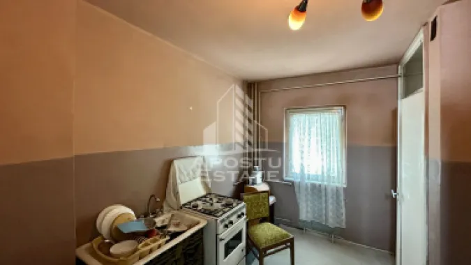 Apartament cu 3 camere, decomandat, etaj intermediar, Aradului