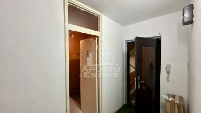 Apartament cu 3 camere, decomandat, etaj intermediar, Aradului