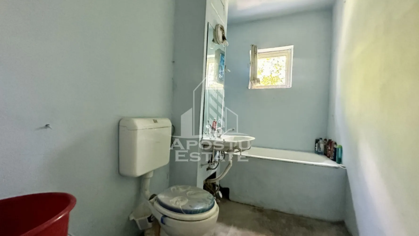 Apartament cu 3 camere, decomandat, etaj intermediar, Aradului