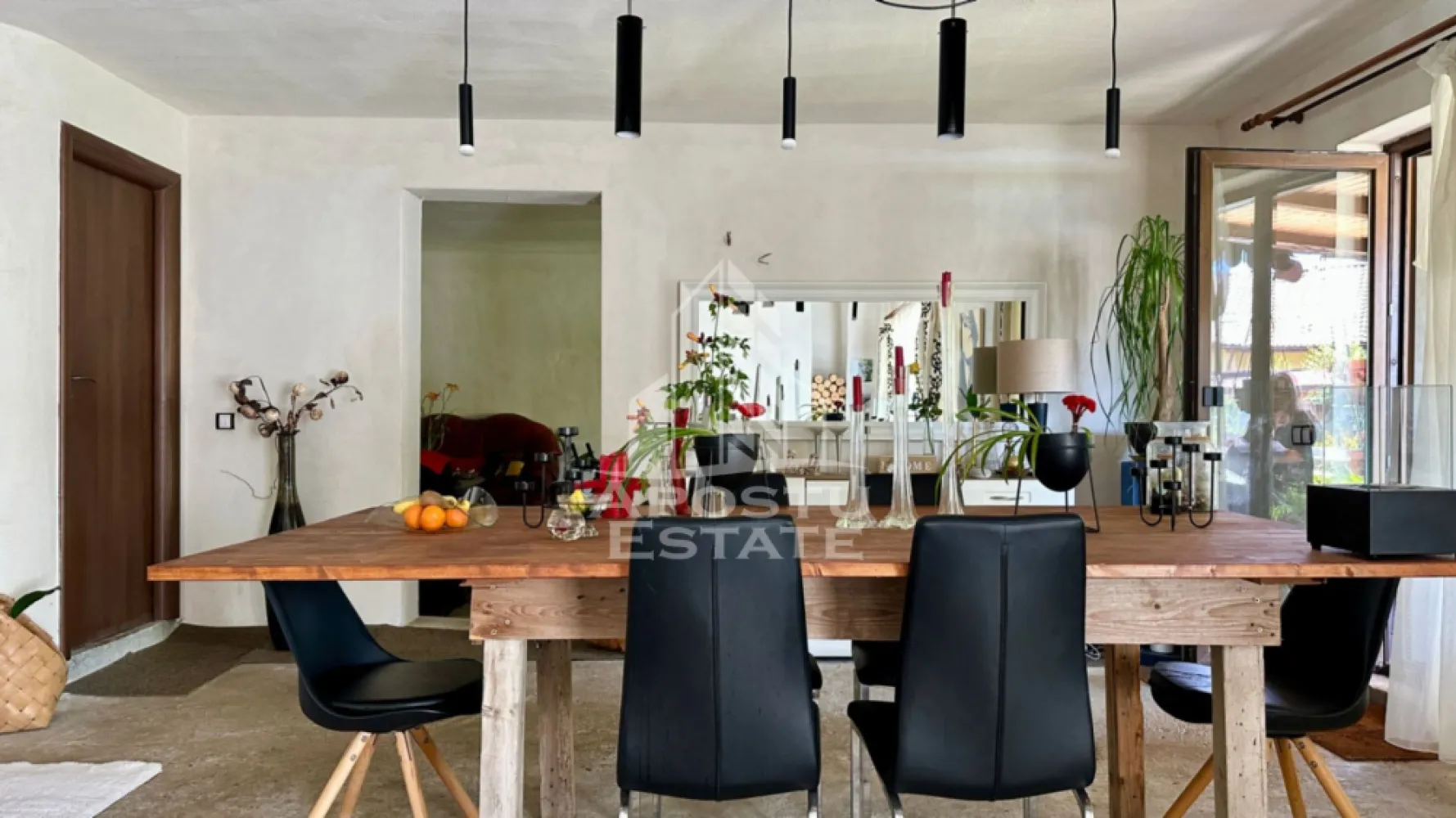 Casa individuala cu 6 camere in Dumbravita - Apostu Estate va propune spre vanzare o casa individuala spatioasa si luminoasa, situata in Dumbravita, intr-o zona linistita si apreciata, ideala pentru o familie care isi doreste confort, intimitate si posibilitatea de a-si personaliza viitorul camin dupa propriile preferinte.

Proprietatea dispune de o suprafata utila de 211 mp si este amplasata pe un teren de 536 mp, oferind spatii generoase atat la interior, cat si la exterior. Compartimentarea este practica si bine gandita, cu incaperi luminoase si functionale, adaptate nevoilor unei familii moderne.

Compartimentare:

Parter:

hol de acces;
birou;
dormitor/sala de fitness;
bucatarie;
camera tehnica;
baie;
terasa.

Mansarda:

3 dormitoare;
2 bai;
2 terase.

Casa se vinde in stadiul actual, oferind viitorilor proprietari posibilitatea de a-si alege finisajele si sistemul de incalzire dorit, fie prin pardoseala, fie prin calorifere. In prezent, incalzirea imobilului se realizeaza prin intermediul unui semineu, care ofera un ambient placut si caldura eficienta in sezonul rece.

Un alt avantaj important il reprezinta flexibilitatea privind mobilierul, proprietatea putand fi achizitionata complet mobilata, partial mobilata sau nemobilata, in functie de preferintele si necesitatile cumparatorilor.

La exterior, proprietatea impresioneaza printr-o curte amenajata cu bun gust, intima si primitoare, perfecta pentru momente de relaxare alaturi de familie si prieteni. Atmosfera este completata de un helesteu decorativ cu nuferi, care adauga un farmec aparte si o nota de liniste intregii proprietati. De asemenea, piscina ofera confort si racoare in zilele calduroase de vara, transformand curtea intr-un adevarat refugiu privat. Spatiul verde si zonele de relaxare creeaza un cadru armonios, ideal pentru petrecerea timpului liber in aer liber.

Va invitam cu drag la o vizionare pentru a descoperi toate avantajele acestei proprietati si pentru a va imagina viitorul camin intr-un cadru linistit si placut.
CP3182489