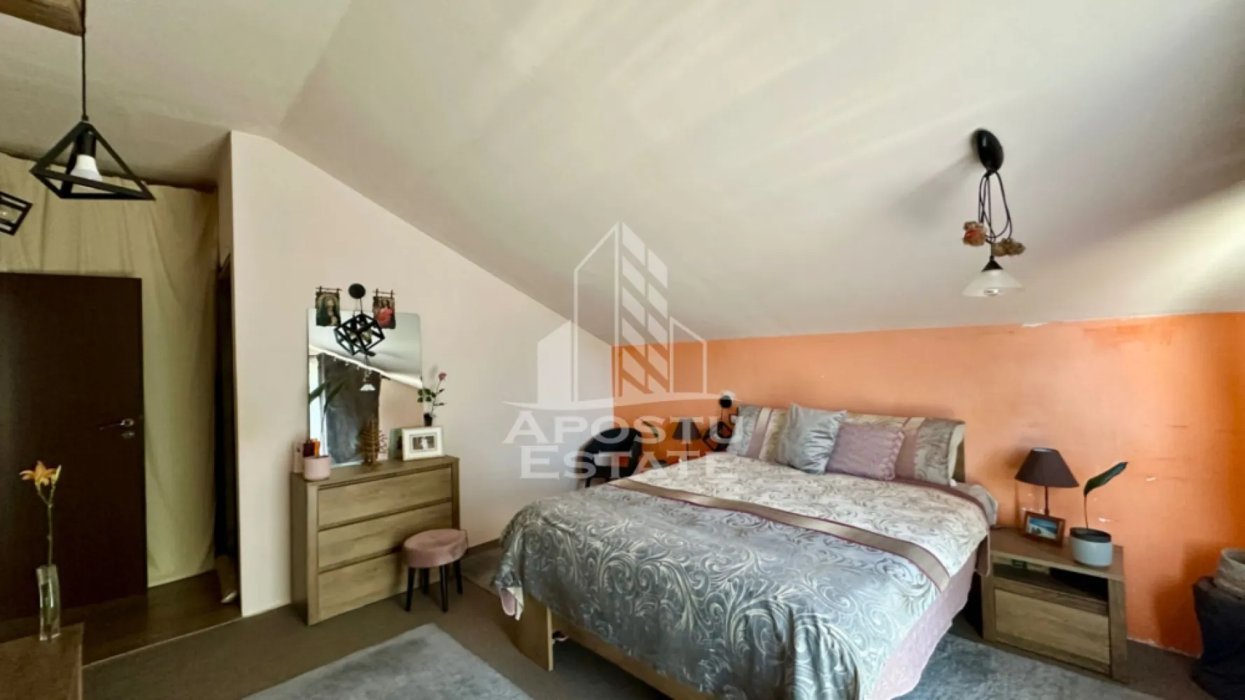 Casa individuala cu 6 camere in Dumbravita