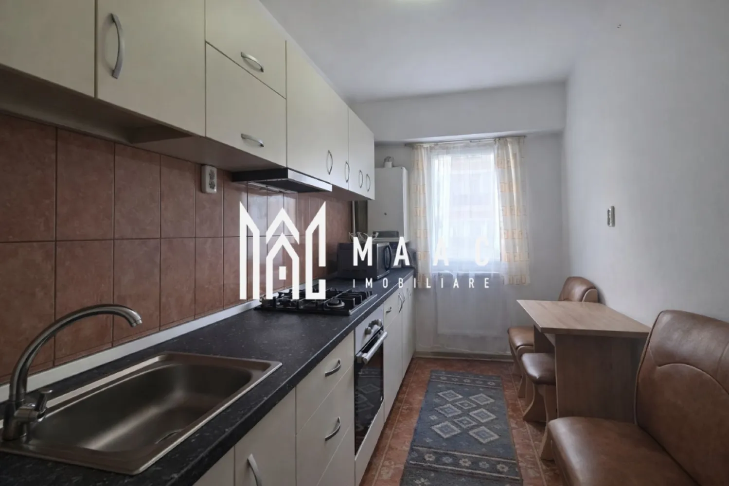 Apartament 2 camere | 55 MPU | Pet-friendly | Valea Aurie - MAAC Imobiliare vă propune spre închiriere un apartament cu 2 camere, situat în zona Valea Aurie. Locuința deocamdată cuprinde: hol de acces, bucătărie, sufragerie, dormitor cu balcon închis și baie. Cartierul Valea Aurie, dispune de mai multe magazine alimentare, supermarket-uri și acces rapid către Muzeul ASTRA și Zoo. Se acceptă animale de companie. Perioada minima: 12 luni. Se percepe un avans și o garanție în cuantumul unei chirii lunare. Disponibilitate: imediată. Pentru mai multe detalii, specificați telefon că ați văzut anunțul cu ID: CP2904633. }}