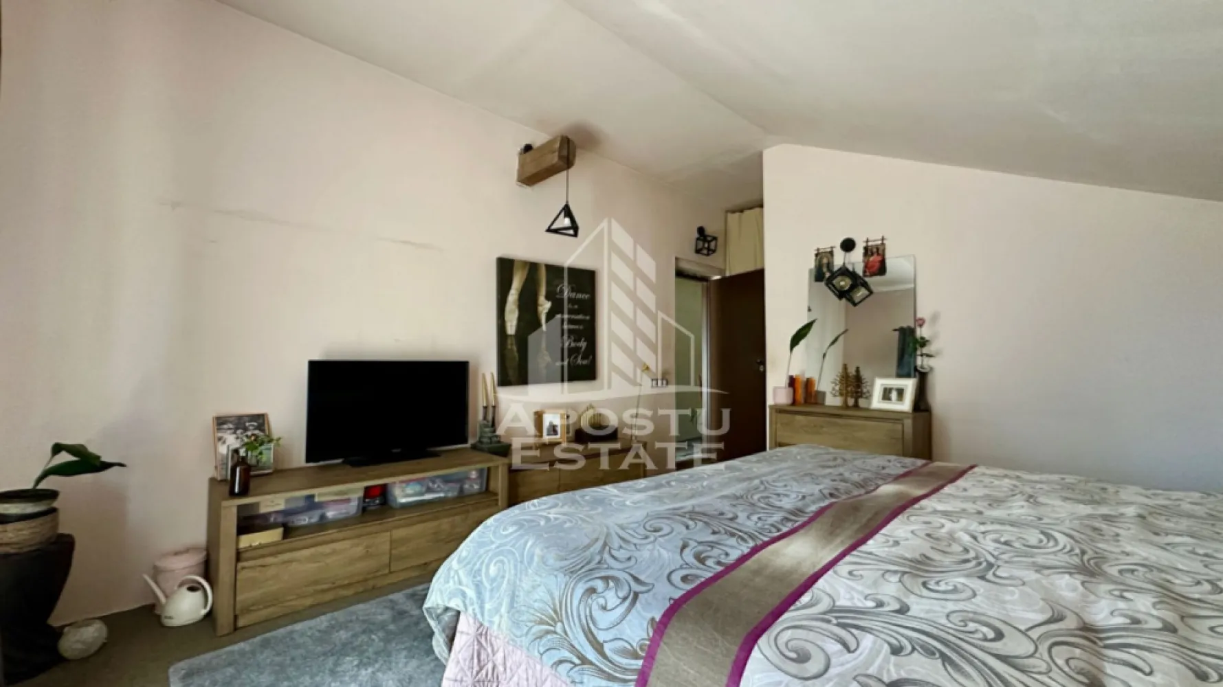 Casa individuala cu 6 camere in Dumbravita
