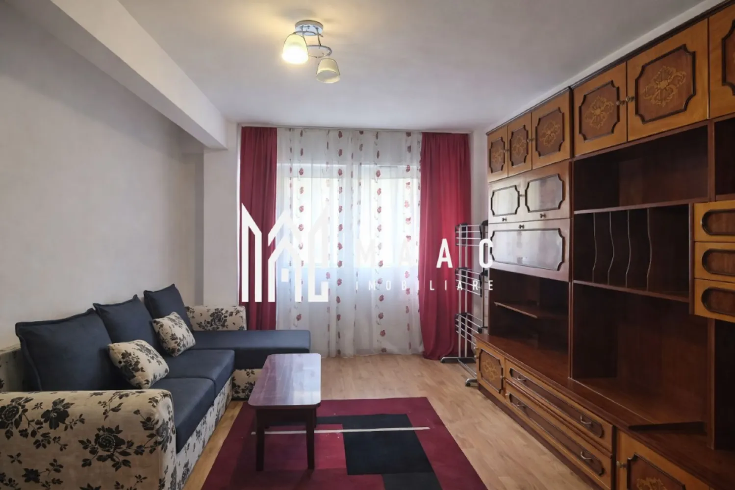 Apartament 2 camere | 55 MPU | Pet-friendly | Valea Aurie - MAAC Imobiliare vă propune spre închiriere un apartament cu 2 camere, situat în zona Valea Aurie. Locuința deocamdată cuprinde: hol de acces, bucătărie, sufragerie, dormitor cu balcon închis și baie. Cartierul Valea Aurie, dispune de mai multe magazine alimentare, supermarket-uri și acces rapid către Muzeul ASTRA și Zoo. Se acceptă animale de companie. Perioada minima: 12 luni. Se percepe un avans și o garanție în cuantumul unei chirii lunare. Disponibilitate: imediată. Pentru mai multe detalii, specificați telefon că ați văzut anunțul cu ID: CP2904633. }}