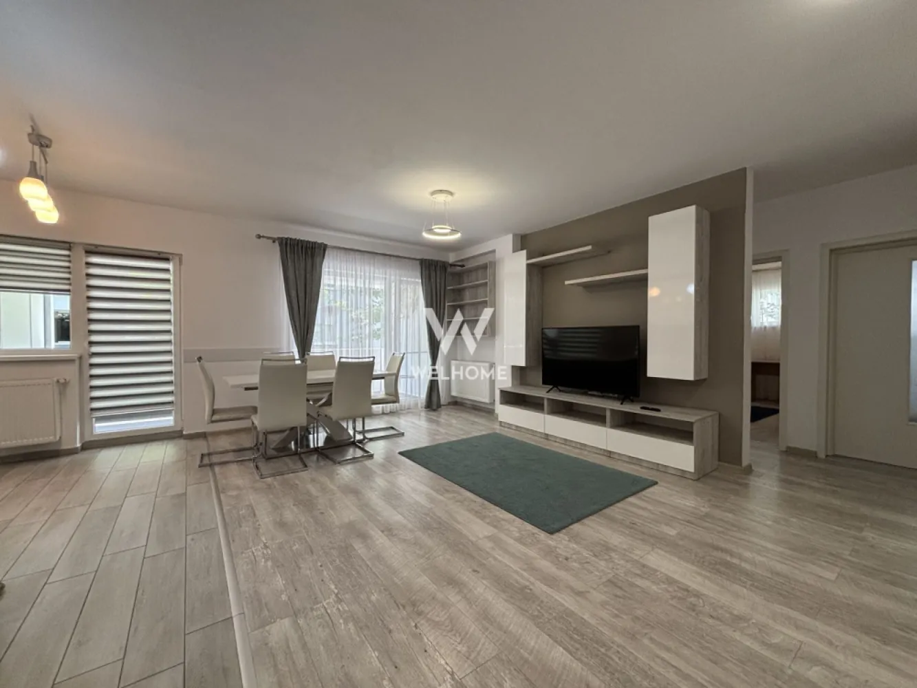 Apartament 3 camere cu terasă spațioasă- Cartierul Kogălniceanu, Sibiu - Apartament 3 camere PET FRIENDLY in zona Centrala, Str. Partenie Cosma, Sibiu

Vă oferim spre închiriere un apartament spațios și modern, situat în cartierul Kogălniceanu din Sibiu, o zonă apreciată pentru liniște, accesibilitate și proximitatea față de principalele puncte de interes ale orașului.
Locuința este amplasată la parterul înalt al unui imobil și dispune de o suprafață utilă de 71 mp, la care se adaugă o terasă generoasă.
Apartamentul este complet mobilat și utilat, fiind pregătit pentru mutare imediată. De asemenea, în zona de zi urmează să fie montat un colțar/canapea nou(ă).
Compartimentare:
• Living spațios cu bucătărie open space
• 2 dormitoare
• Baie cu geam
• Debara
• Multiple spații de depozitare
• Terasă generoasă
Se acceptă ANIMALE DE COMPANIE de talie mică.
Proprietatea beneficiază de un loc de parcare privat situat chiar în fața blocului
Apartamentul este dotat cu toate electrocasnicele necesare pentru un trai confortabil, inclusiv cuptor cu microunde, mașină de spălat rufe, mașină de spălat vase, televizor etc.
Poziționarea excelentă oferă acces rapid către magazine, supermarketuri, farmacii, școli, grădinițe, mijloace de transport în comun și alte facilități necesare vieții de zi cu zi.
Pentru mai multe informații sau stabilirea unei vizionări, mă puteți contactați telefonic.

Chirie lunară: 600 Euro Negociabil + garanție
Comision client: 50% din prima chirie