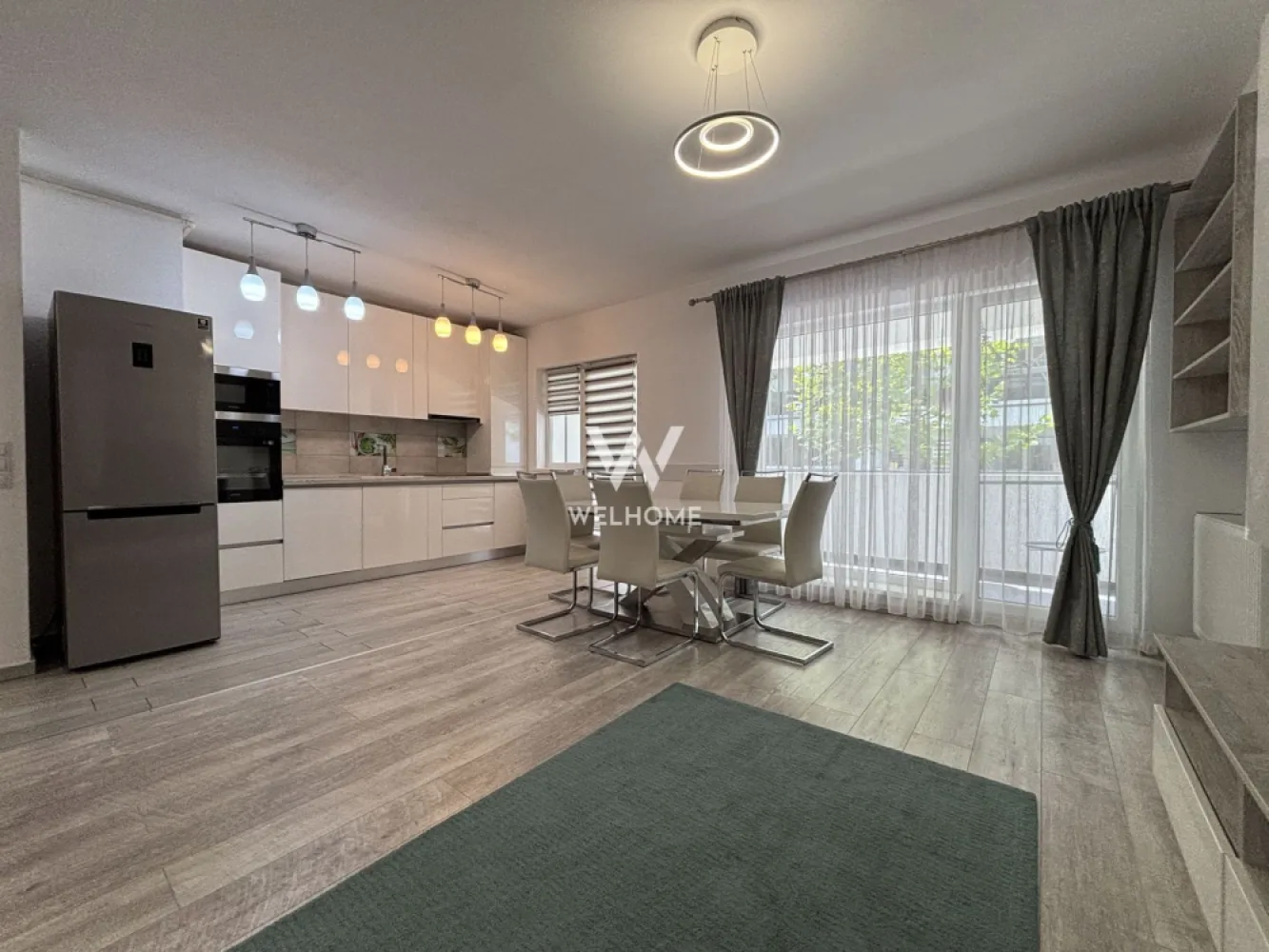 Apartament 3 camere cu terasă spațioasă- Cartierul Kogălniceanu, Sibiu - Apartament 3 camere PET FRIENDLY in zona Centrala, Str. Partenie Cosma, Sibiu

Vă oferim spre închiriere un apartament spațios și modern, situat în cartierul Kogălniceanu din Sibiu, o zonă apreciată pentru liniște, accesibilitate și proximitatea față de principalele puncte de interes ale orașului.
Locuința este amplasată la parterul înalt al unui imobil și dispune de o suprafață utilă de 71 mp, la care se adaugă o terasă generoasă.
Apartamentul este complet mobilat și utilat, fiind pregătit pentru mutare imediată. De asemenea, în zona de zi urmează să fie montat un colțar/canapea nou(ă).
Compartimentare:
• Living spațios cu bucătărie open space
• 2 dormitoare
• Baie cu geam
• Debara
• Multiple spații de depozitare
• Terasă generoasă
Se acceptă ANIMALE DE COMPANIE de talie mică.
Proprietatea beneficiază de un loc de parcare privat situat chiar în fața blocului
Apartamentul este dotat cu toate electrocasnicele necesare pentru un trai confortabil, inclusiv cuptor cu microunde, mașină de spălat rufe, mașină de spălat vase, televizor etc.
Poziționarea excelentă oferă acces rapid către magazine, supermarketuri, farmacii, școli, grădinițe, mijloace de transport în comun și alte facilități necesare vieții de zi cu zi.
Pentru mai multe informații sau stabilirea unei vizionări, mă puteți contactați telefonic.

Chirie lunară: 600 Euro Negociabil + garanție
Comision client: 50% din prima chirie