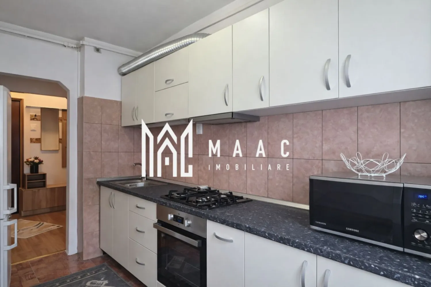 Apartament 2 camere | 55 MPU | Pet-friendly | Valea Aurie - MAAC Imobiliare vă propune spre închiriere un apartament cu 2 camere, situat în zona Valea Aurie. Locuința deocamdată cuprinde: hol de acces, bucătărie, sufragerie, dormitor cu balcon închis și baie. Cartierul Valea Aurie, dispune de mai multe magazine alimentare, supermarket-uri și acces rapid către Muzeul ASTRA și Zoo. Se acceptă animale de companie. Perioada minima: 12 luni. Se percepe un avans și o garanție în cuantumul unei chirii lunare. Disponibilitate: imediată. Pentru mai multe detalii, specificați telefon că ați văzut anunțul cu ID: CP2904633. }}