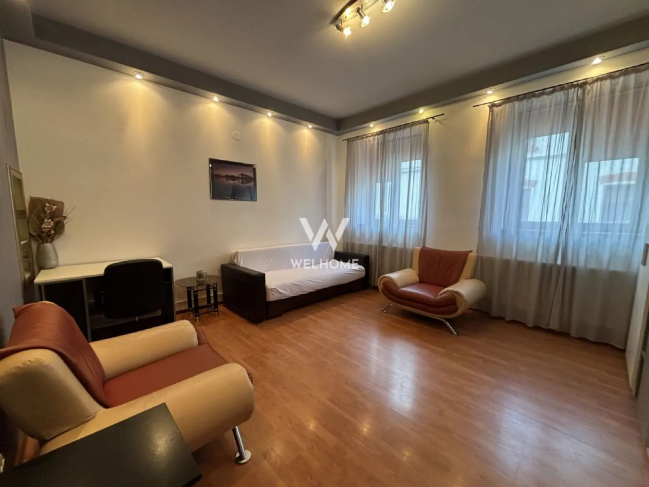 Apartament cu bucatarie separata PET FRIENDLY - Centru, Sibiu - Apartament cu parcare în curte situat in zona Ultracentrala, Sibiu - Str. Zidului

Vă oferim spre închiriere un apartament cochet și practic, situat într-o curte liniștită, cu acces facil către centrul orașului și toate punctele de interes necesare vieții de zi cu zi.
Locuința are o suprafață utilă de 40 mp și este ideală pentru o persoană sau un cuplu care își dorește confort și accesibilitate. Apartamentul este complet utilat și dotat cu tot ce este necesar, fiind disponibil imediat pentru mutare.
Compartimentare:
• Bucătărie
• Cameră generoasă
• Baie
• Cameră suplimentară situată în curtea imobilului, ideală pentru spațiu de depozitare, cameră de relaxare, birou sau alte activități, în funcție de nevoile chiriașului
Se acceptă ANIMALE DE COMPANIE de talie mică.
Un avantaj important al proprietății îl reprezintă posibilitatea parcării unei mașini în curtea interioară a imobilului. De asemenea, în fața imobilului există numeroase locuri de parcare publice gratuite.
Poziționarea excelentă oferă acces rapid către centrul orașului, magazine, restaurante, farmacii și mijloace de transport în comun, asigurând confort și mobilitate pentru viitorii chiriași.
Pentru mai multe informații sau stabilirea unei vizionări, mă puteți contactați telefonic.

Chirie lunară: 320 Euro + garanție
Comision client: 50% din prima chirie