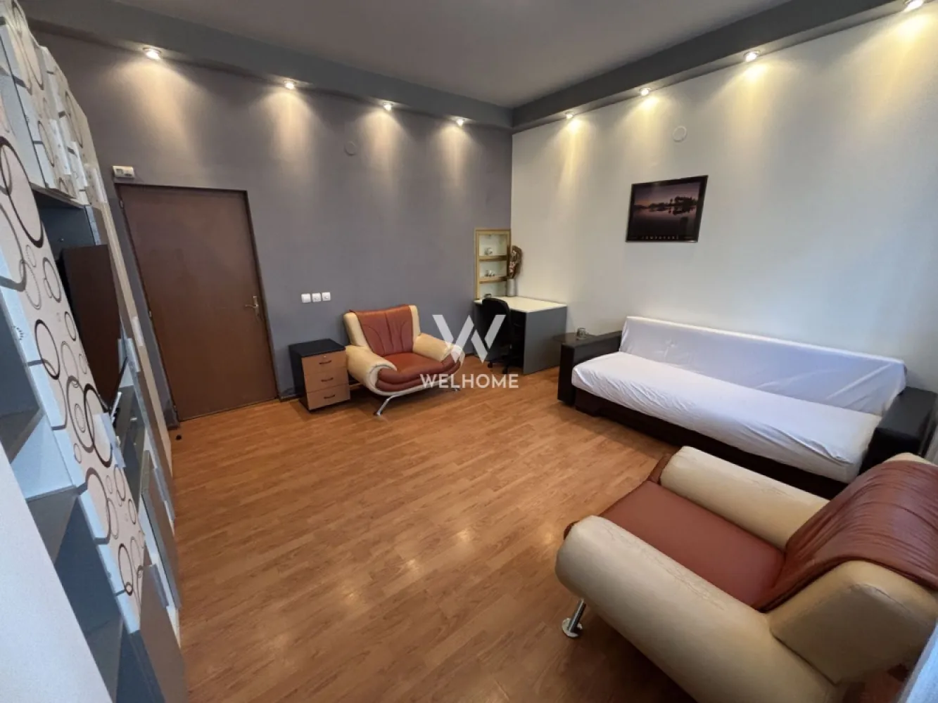 Apartament cu bucatarie separata PET FRIENDLY - Centru, Sibiu - Apartament cu parcare în curte situat in zona Ultracentrala, Sibiu - Str. Zidului

Vă oferim spre închiriere un apartament cochet și practic, situat într-o curte liniștită, cu acces facil către centrul orașului și toate punctele de interes necesare vieții de zi cu zi.
Locuința are o suprafață utilă de 40 mp și este ideală pentru o persoană sau un cuplu care își dorește confort și accesibilitate. Apartamentul este complet utilat și dotat cu tot ce este necesar, fiind disponibil imediat pentru mutare.
Compartimentare:
• Bucătărie
• Cameră generoasă
• Baie
• Cameră suplimentară situată în curtea imobilului, ideală pentru spațiu de depozitare, cameră de relaxare, birou sau alte activități, în funcție de nevoile chiriașului
Se acceptă ANIMALE DE COMPANIE de talie mică.
Un avantaj important al proprietății îl reprezintă posibilitatea parcării unei mașini în curtea interioară a imobilului. De asemenea, în fața imobilului există numeroase locuri de parcare publice gratuite.
Poziționarea excelentă oferă acces rapid către centrul orașului, magazine, restaurante, farmacii și mijloace de transport în comun, asigurând confort și mobilitate pentru viitorii chiriași.
Pentru mai multe informații sau stabilirea unei vizionări, mă puteți contactați telefonic.

Chirie lunară: 320 Euro + garanție
Comision client: 50% din prima chirie