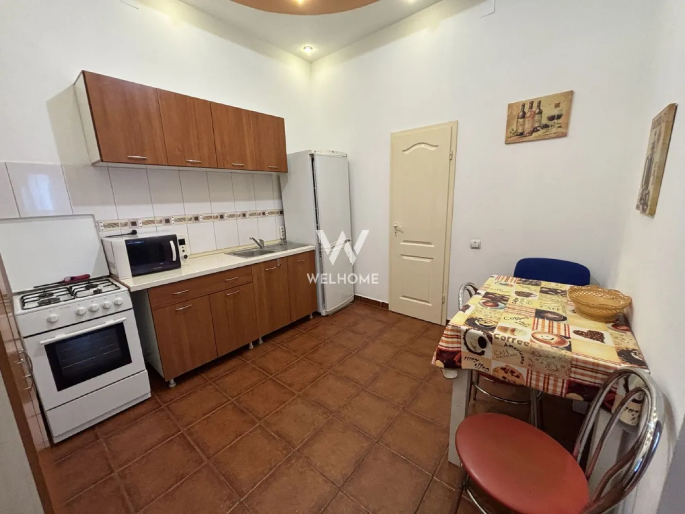 Apartament cu bucatarie separata PET FRIENDLY - Centru, Sibiu - Apartament cu parcare în curte situat in zona Ultracentrala, Sibiu - Str. Zidului

Vă oferim spre închiriere un apartament cochet și practic, situat într-o curte liniștită, cu acces facil către centrul orașului și toate punctele de interes necesare vieții de zi cu zi.
Locuința are o suprafață utilă de 40 mp și este ideală pentru o persoană sau un cuplu care își dorește confort și accesibilitate. Apartamentul este complet utilat și dotat cu tot ce este necesar, fiind disponibil imediat pentru mutare.
Compartimentare:
• Bucătărie
• Cameră generoasă
• Baie
• Cameră suplimentară situată în curtea imobilului, ideală pentru spațiu de depozitare, cameră de relaxare, birou sau alte activități, în funcție de nevoile chiriașului
Se acceptă ANIMALE DE COMPANIE de talie mică.
Un avantaj important al proprietății îl reprezintă posibilitatea parcării unei mașini în curtea interioară a imobilului. De asemenea, în fața imobilului există numeroase locuri de parcare publice gratuite.
Poziționarea excelentă oferă acces rapid către centrul orașului, magazine, restaurante, farmacii și mijloace de transport în comun, asigurând confort și mobilitate pentru viitorii chiriași.
Pentru mai multe informații sau stabilirea unei vizionări, mă puteți contactați telefonic.

Chirie lunară: 320 Euro + garanție
Comision client: 50% din prima chirie