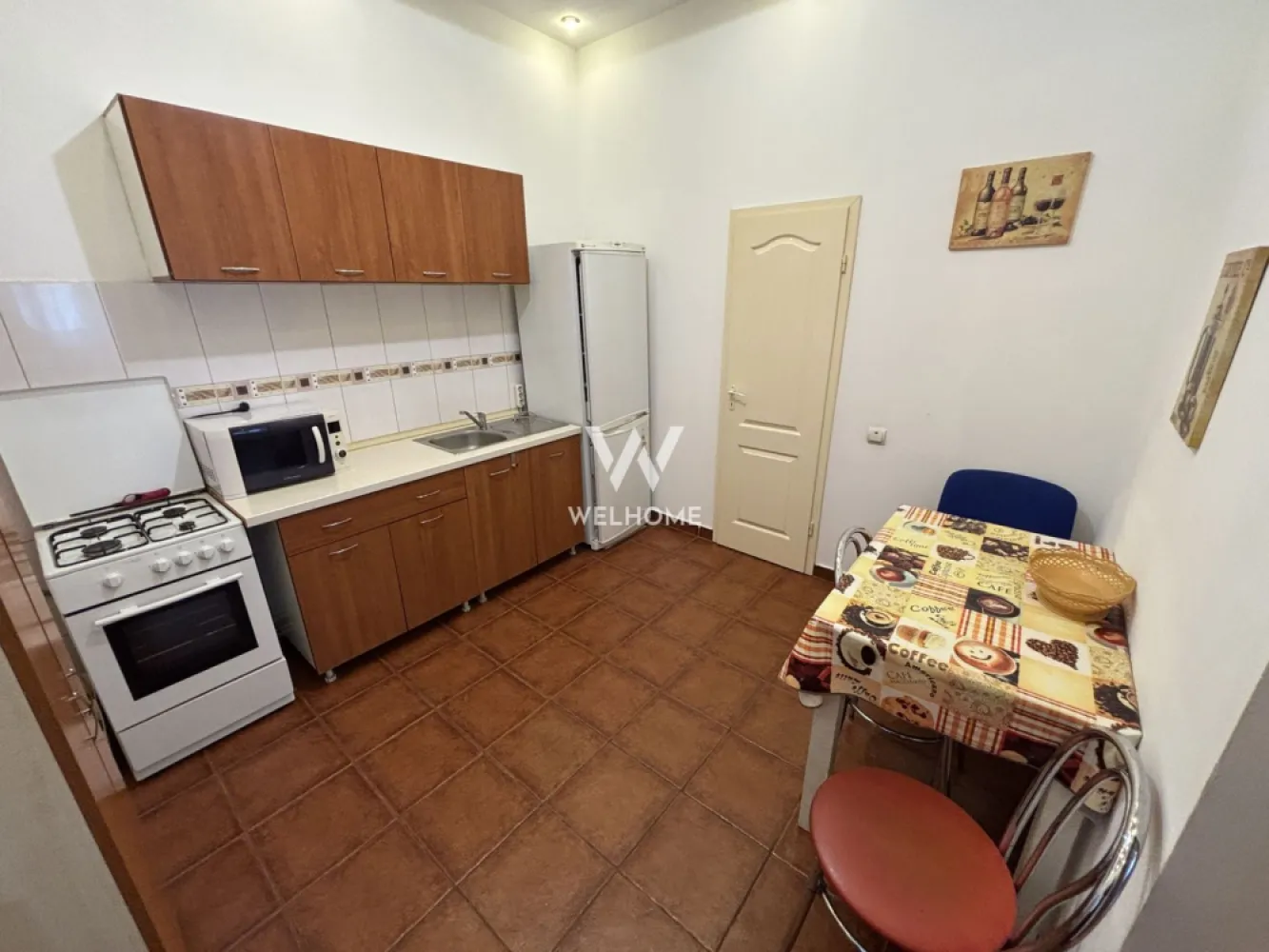 Apartament cu bucatarie separata PET FRIENDLY - Centru, Sibiu - Apartament cu parcare în curte situat in zona Ultracentrala, Sibiu - Str. Zidului

Vă oferim spre închiriere un apartament cochet și practic, situat într-o curte liniștită, cu acces facil către centrul orașului și toate punctele de interes necesare vieții de zi cu zi.
Locuința are o suprafață utilă de 40 mp și este ideală pentru o persoană sau un cuplu care își dorește confort și accesibilitate. Apartamentul este complet utilat și dotat cu tot ce este necesar, fiind disponibil imediat pentru mutare.
Compartimentare:
• Bucătărie
• Cameră generoasă
• Baie
• Cameră suplimentară situată în curtea imobilului, ideală pentru spațiu de depozitare, cameră de relaxare, birou sau alte activități, în funcție de nevoile chiriașului
Se acceptă ANIMALE DE COMPANIE de talie mică.
Un avantaj important al proprietății îl reprezintă posibilitatea parcării unei mașini în curtea interioară a imobilului. De asemenea, în fața imobilului există numeroase locuri de parcare publice gratuite.
Poziționarea excelentă oferă acces rapid către centrul orașului, magazine, restaurante, farmacii și mijloace de transport în comun, asigurând confort și mobilitate pentru viitorii chiriași.
Pentru mai multe informații sau stabilirea unei vizionări, mă puteți contactați telefonic.

Chirie lunară: 320 Euro + garanție
Comision client: 50% din prima chirie