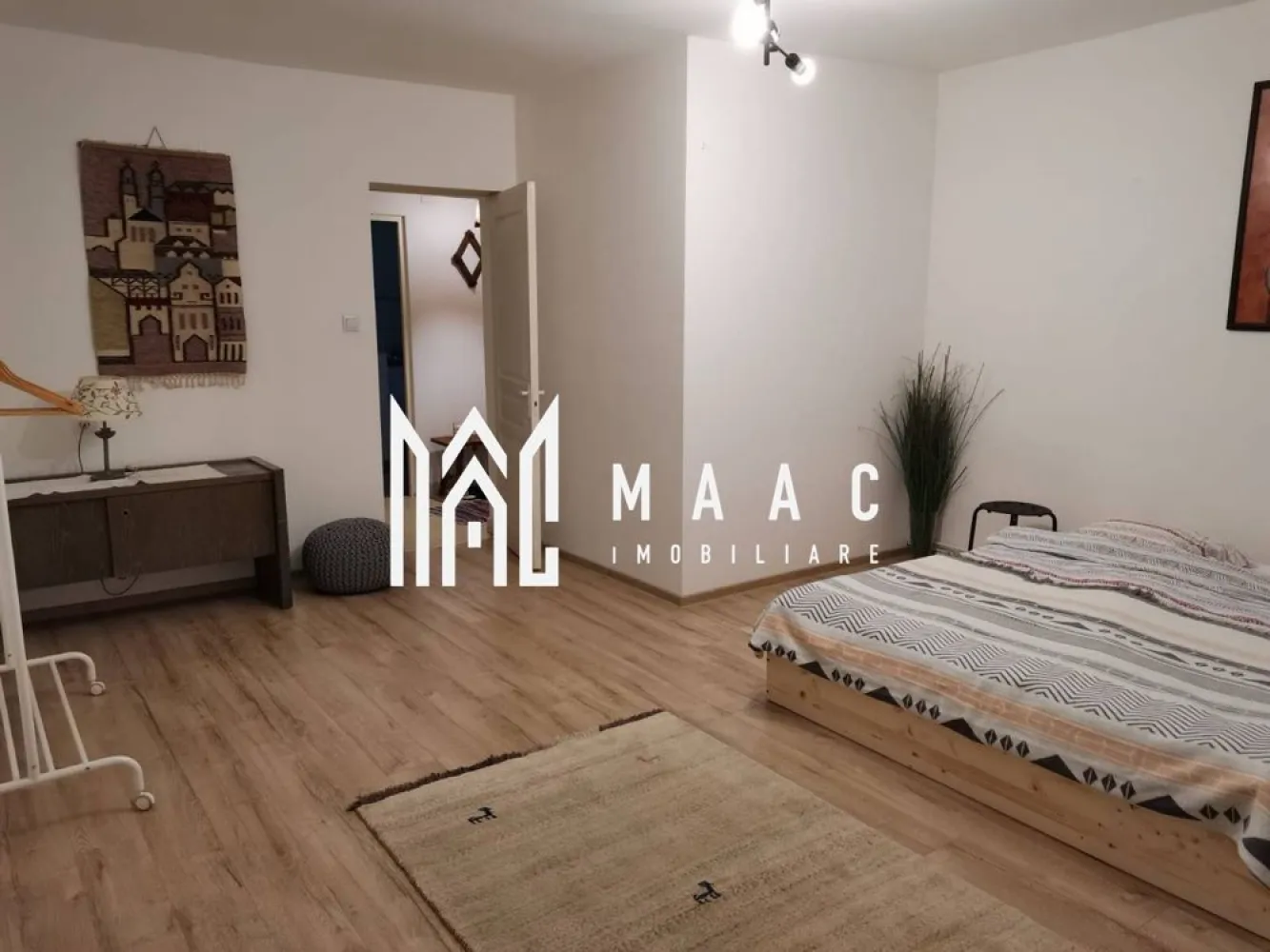 Apartament rezidențial I 2 camere I 45mpu I Zona Centrală - MAAC Imobiliare vă oferă spre închiriere un apartament la casă, situat în zona centrală. Imobilul este alcătuit din hol de acces, baie, living cu chicinetă și zonă de luat masa, cămară și dormitor. Mașina de spălat și uscătorul de rufe sunt disponibile la subsolul clădirii. Locuri de parcare gratuite în fața casei. Proprietatea este localizată în partea de jos al orașului, cu acces rapid catre Piața Mare, gară/ autogară, Promenada Mall. Valoarea chiriei inițiale plus garanția în același cuantum sunt achitate odată cu semnarea contractului. Pentru mai multe detalii precizați telefonic că ați văzut anunțul cu ID: CP2903622. }}