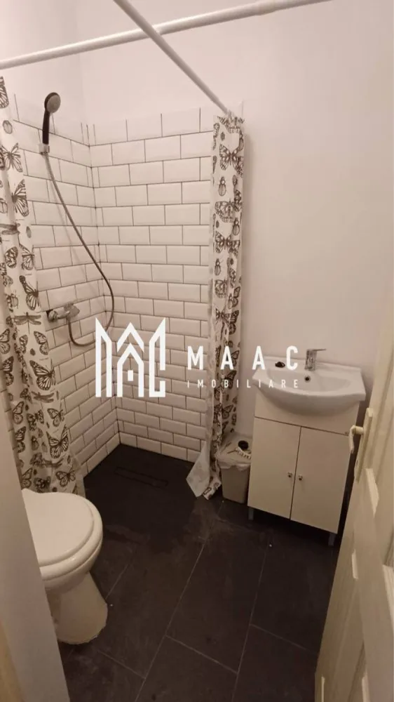Apartament rezidențial I 2 camere I 45mpu I Zona Centrală - MAAC Imobiliare vă oferă spre închiriere un apartament la casă, situat în zona centrală. Imobilul este alcătuit din hol de acces, baie, living cu chicinetă și zonă de luat masa, cămară și dormitor. Mașina de spălat și uscătorul de rufe sunt disponibile la subsolul clădirii. Locuri de parcare gratuite în fața casei. Proprietatea este localizată în partea de jos al orașului, cu acces rapid catre Piața Mare, gară/ autogară, Promenada Mall. Valoarea chiriei inițiale plus garanția în același cuantum sunt achitate odată cu semnarea contractului. Pentru mai multe detalii precizați telefonic că ați văzut anunțul cu ID: CP2903622. }}