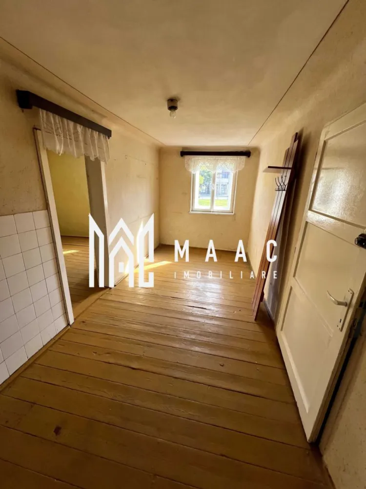 Apartament 2 camere | 45 MPU | Parter inalt | Ultracentral - MAAC Imobiliare propune spre vânzare un apartament cu potențial excelent, situat în zonă ultracentrală, la câțiva pași de Piața Mare. Proprietatea are o suprafață utilă de 44,85 mp și este compartimentată în 2 camere, bucătărie, baie și cămară, fiind completată de pivniță și pod pe toată suprafața apartamentului. Apartamentul face parte dintr-un imobil cu curte comună, utilizată de doar 3 familii. Toate cele 3 ferestre sunt orientate estic, oferind lumină naturală pe tot parcursul zilei. Imobilul necesită renovare, fiind ideal pentru amenajare după propriile preferințe sau pentru investiție. Potrivit pentru: locuință personală birouri / cabinete medicale salon de înfrumusețare închiriere în regim hotelier Locație ultracentrală, aproape de magazine, restaurante și la aproximativ 5 minute de mers pe jos de Gară. Pentru detalii și vizionări, contactați MAAC Imobiliare. ID: CP2905586. }}