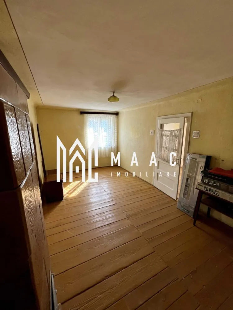Apartament 2 camere | 45 MPU | Parter inalt | Ultracentral - MAAC Imobiliare propune spre vânzare un apartament cu potențial excelent, situat în zonă ultracentrală, la câțiva pași de Piața Mare. Proprietatea are o suprafață utilă de 44,85 mp și este compartimentată în 2 camere, bucătărie, baie și cămară, fiind completată de pivniță și pod pe toată suprafața apartamentului. Apartamentul face parte dintr-un imobil cu curte comună, utilizată de doar 3 familii. Toate cele 3 ferestre sunt orientate estic, oferind lumină naturală pe tot parcursul zilei. Imobilul necesită renovare, fiind ideal pentru amenajare după propriile preferințe sau pentru investiție. Potrivit pentru: locuință personală birouri / cabinete medicale salon de înfrumusețare închiriere în regim hotelier Locație ultracentrală, aproape de magazine, restaurante și la aproximativ 5 minute de mers pe jos de Gară. Pentru detalii și vizionări, contactați MAAC Imobiliare. ID: CP2905586. }}