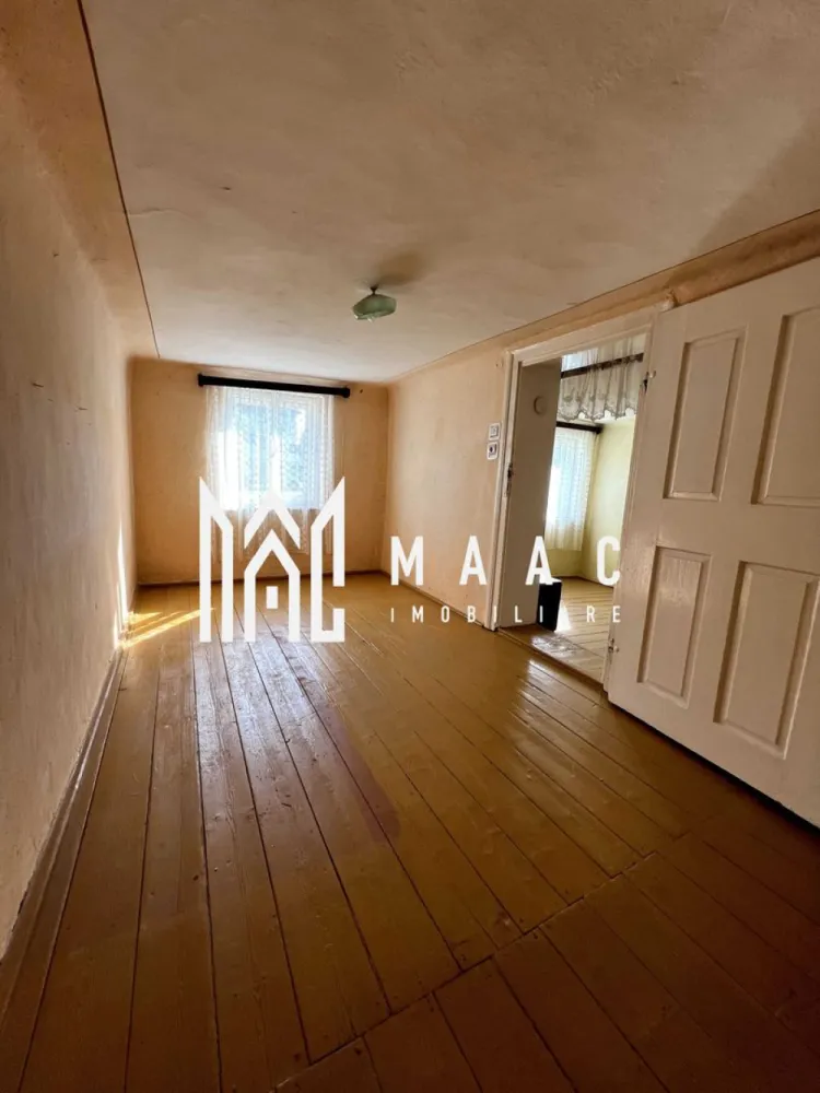 Apartament 2 camere | 45 MPU | Parter inalt | Ultracentral - MAAC Imobiliare propune spre vânzare un apartament cu potențial excelent, situat în zonă ultracentrală, la câțiva pași de Piața Mare. Proprietatea are o suprafață utilă de 44,85 mp și este compartimentată în 2 camere, bucătărie, baie și cămară, fiind completată de pivniță și pod pe toată suprafața apartamentului. Apartamentul face parte dintr-un imobil cu curte comună, utilizată de doar 3 familii. Toate cele 3 ferestre sunt orientate estic, oferind lumină naturală pe tot parcursul zilei. Imobilul necesită renovare, fiind ideal pentru amenajare după propriile preferințe sau pentru investiție. Potrivit pentru: locuință personală birouri / cabinete medicale salon de înfrumusețare închiriere în regim hotelier Locație ultracentrală, aproape de magazine, restaurante și la aproximativ 5 minute de mers pe jos de Gară. Pentru detalii și vizionări, contactați MAAC Imobiliare. ID: CP2905586. }}