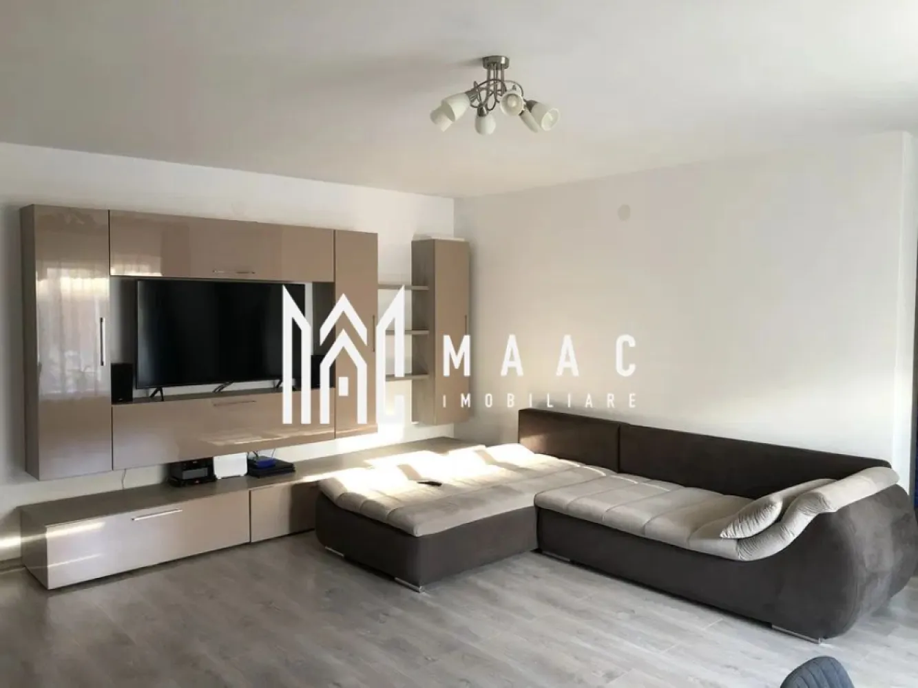 Apartament 2 camere | Parter | Decomandat | 56 MP | Selimbar - MAAC Imobiliare oferă spre vânzare un apartament modern cu 2 camere, situat la parterul unui imobil nou, amplasat într-o zonă liniștită din Șelimbăr. Caracteristici: Apartament cu 2 camere, compartimentare decomandată. Situat la parterul unui imobil cu regim de înălțime P+3. Construcție nouă, cu finisaje de bună calitate. Compartimentare: Hol de acces. Living cu bucătărie open space. Dormitor. Baie dotată cu geam pentru aerisire naturală. Dotări și stare: Apartamentul se vinde complet mobilat și utilat. Finisaje bine întreținute. Locuință pregătită pentru mutare imediată, fără investiții suplimentare. Localizare și avantaje: Acces facil către magazine, supermarketuri și spații de joacă pentru copii. Conectare rapidă către municipiul Sibiu. Parcare Loc de parcare aferent proprietății. Pentru mai multe detalii, vă rugăm sa ne contactați, specificand ID: CP2905218 }}