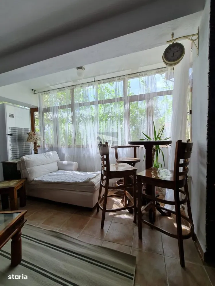 Lux, Natură și Confort: Apartament în Vilă Boutique lângă Tineretului - Te-ai săturat de blocurile gri și aglomerate? Imaginează-ți cum este să locuiești într-o vilă nouă, unde materialele naturale și tehnologia de ultimă oră se întâlnesc pentru a crea "acasă". De ce să alegi acest apartament? Locație Premium: La doar 3 minute de Parcul Tineretului și 7 minute de Metrou (Brâncoveanu/Eroii Revoluției). Design Distins: 72 mp finisați cu piatră, marmură și lemn masiv. Plus un șemineu electric pentru seri de poveste! 🛋️🔥 Dotări de Top: Centrală smart (Wi-Fi), AC Inverter, Smart TV mare, mașină de spălat vase ȘI uscător de rufe separat. Relaxare la curte: Acces la foișor cu grătar și spațiu verde. Ai bicicletă? Avem rack dedicat! 🚲 📍 Preț: 700 Euro / lună 📞 Detalii și vizionări:0751521504 #ÎnchiriereBucurești #ApartamentDeLux #ParculTineretului #BoutiqueLiving #Proprietar #RealEstateRomania }}