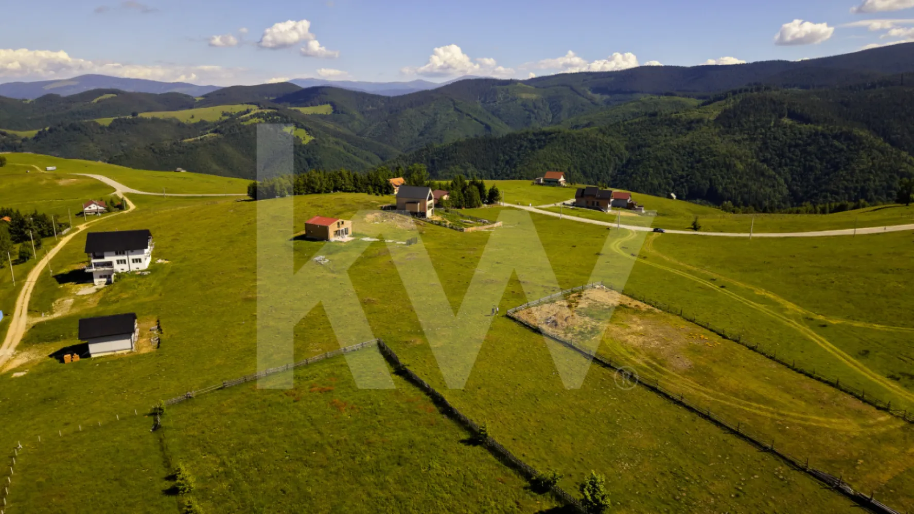 Teren 1003 mp în Păltiniș | Priveliște panoramică către munți - Teren intravilan 1003 mp în Păltiniș | Priveliște panoramică | Potențial investițional

Există proprietăți care se cumpără pentru ce sunt astăzi și proprietăți care se cumpără pentru ceea ce pot deveni. Acest teren din stațiunea Păltiniș face parte din a doua categorie.

Cu o suprafață de 1003 mp și o deschidere de aproximativ 18,3 metri, proprietatea este amplasată într-una dintre cele mai apreciate zone montane din județul Sibiu, într-un cadru natural care oferă liniște, aer curat și priveliști spectaculoase către munți.

Forma terenului permite flexibilitate în proiectare, fiind potrivit atât pentru o casă de vacanță exclusivistă, cât și pentru proiecte turistice precum cabane, pensiuni boutique sau concepte moderne de glamping.

Avantaje principale:
• Teren intravilan cu suprafață de 1003 mp
• Deschidere de aproximativ 18,3 m
• Priveliște deschisă către zona montană
• Acces facil către drumul public
• Utilități în apropiere: curent electric și apă
• Soluție individuală pentru canalizare (fosă septică)
• Zonă cu interes turistic ridicat și potențial de dezvoltare

Conform reglementărilor urbanistice, sunt permise construcții cu destinația de case de vacanță, cu respectarea condițiilor specifice zonei. Autorizarea construcțiilor este permisă în condițiile existenței accesului la drum public, direct sau prin servitute.

Fie că îți dorești un refugiu în mijlocul naturii, fie că urmărești o investiție într-o destinație montană aflată în continuă dezvoltare, această proprietate oferă combinația ideală dintre locație, suprafață și perspectivă de valorificare.

Pentru informații suplimentare și programarea unei vizionări, contactează-mă cu încredere.