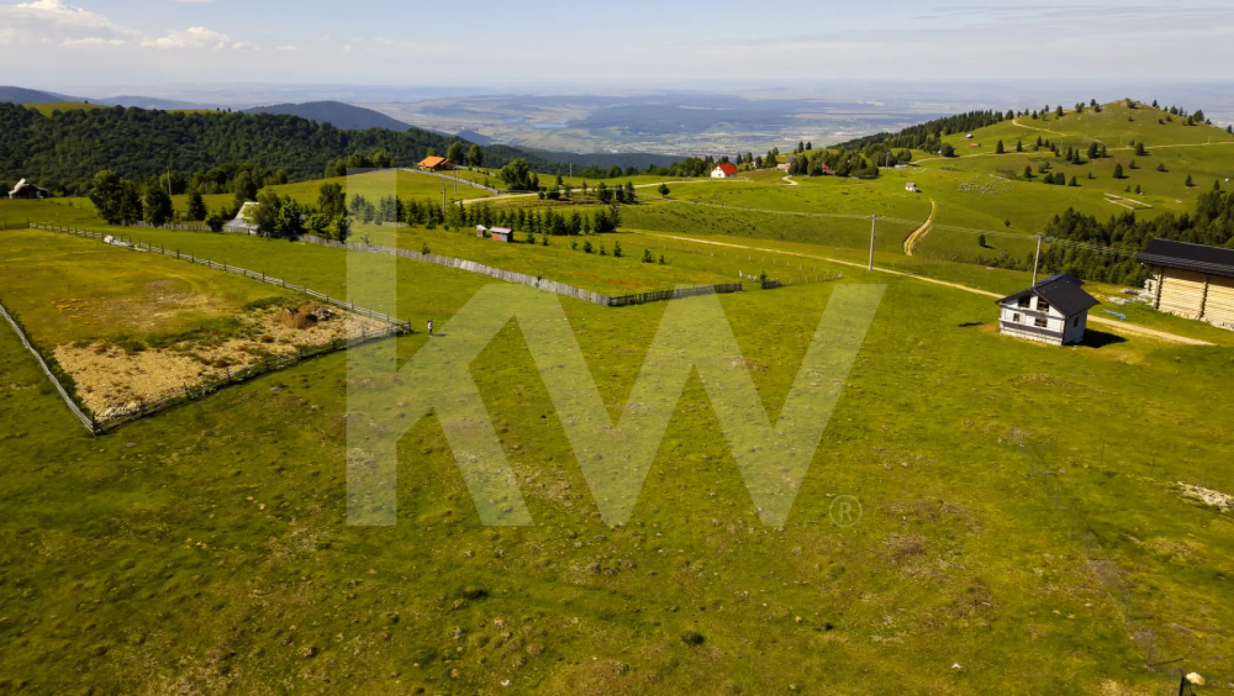 Teren 1003 mp în Păltiniș | Priveliște panoramică către munți - Teren intravilan 1003 mp în Păltiniș | Priveliște panoramică | Potențial investițional

Există proprietăți care se cumpără pentru ce sunt astăzi și proprietăți care se cumpără pentru ceea ce pot deveni. Acest teren din stațiunea Păltiniș face parte din a doua categorie.

Cu o suprafață de 1003 mp și o deschidere de aproximativ 18,3 metri, proprietatea este amplasată într-una dintre cele mai apreciate zone montane din județul Sibiu, într-un cadru natural care oferă liniște, aer curat și priveliști spectaculoase către munți.

Forma terenului permite flexibilitate în proiectare, fiind potrivit atât pentru o casă de vacanță exclusivistă, cât și pentru proiecte turistice precum cabane, pensiuni boutique sau concepte moderne de glamping.

Avantaje principale:
• Teren intravilan cu suprafață de 1003 mp
• Deschidere de aproximativ 18,3 m
• Priveliște deschisă către zona montană
• Acces facil către drumul public
• Utilități în apropiere: curent electric și apă
• Soluție individuală pentru canalizare (fosă septică)
• Zonă cu interes turistic ridicat și potențial de dezvoltare

Conform reglementărilor urbanistice, sunt permise construcții cu destinația de case de vacanță, cu respectarea condițiilor specifice zonei. Autorizarea construcțiilor este permisă în condițiile existenței accesului la drum public, direct sau prin servitute.

Fie că îți dorești un refugiu în mijlocul naturii, fie că urmărești o investiție într-o destinație montană aflată în continuă dezvoltare, această proprietate oferă combinația ideală dintre locație, suprafață și perspectivă de valorificare.

Pentru informații suplimentare și programarea unei vizionări, contactează-mă cu încredere.