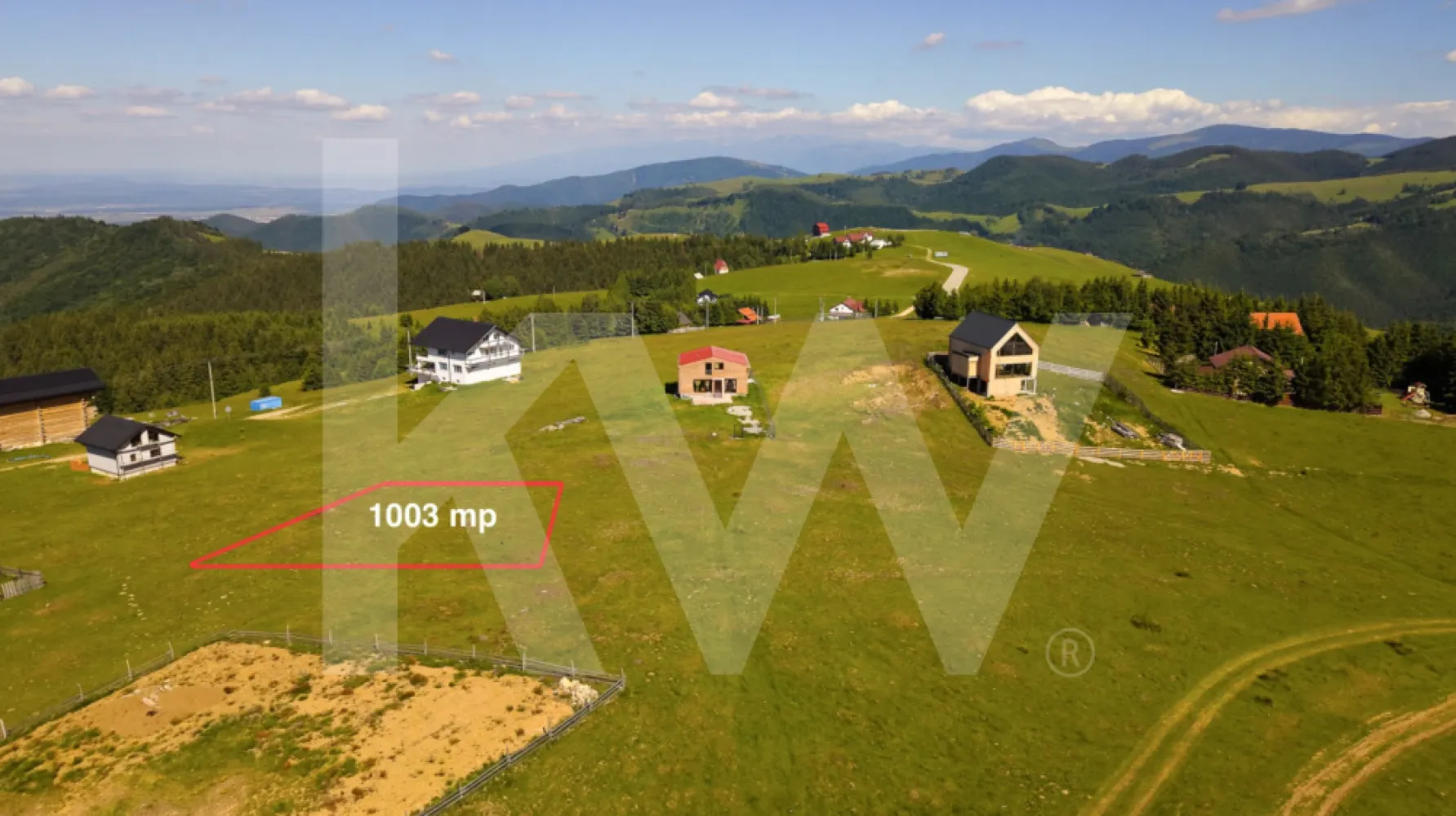 Teren 1003 mp în Păltiniș | Priveliște panoramică către munți - Teren intravilan 1003 mp în Păltiniș | Priveliște panoramică | Potențial investițional

Există proprietăți care se cumpără pentru ce sunt astăzi și proprietăți care se cumpără pentru ceea ce pot deveni. Acest teren din stațiunea Păltiniș face parte din a doua categorie.

Cu o suprafață de 1003 mp și o deschidere de aproximativ 18,3 metri, proprietatea este amplasată într-una dintre cele mai apreciate zone montane din județul Sibiu, într-un cadru natural care oferă liniște, aer curat și priveliști spectaculoase către munți.

Forma terenului permite flexibilitate în proiectare, fiind potrivit atât pentru o casă de vacanță exclusivistă, cât și pentru proiecte turistice precum cabane, pensiuni boutique sau concepte moderne de glamping.

Avantaje principale:
• Teren intravilan cu suprafață de 1003 mp
• Deschidere de aproximativ 18,3 m
• Priveliște deschisă către zona montană
• Acces facil către drumul public
• Utilități în apropiere: curent electric și apă
• Soluție individuală pentru canalizare (fosă septică)
• Zonă cu interes turistic ridicat și potențial de dezvoltare

Conform reglementărilor urbanistice, sunt permise construcții cu destinația de case de vacanță, cu respectarea condițiilor specifice zonei. Autorizarea construcțiilor este permisă în condițiile existenței accesului la drum public, direct sau prin servitute.

Fie că îți dorești un refugiu în mijlocul naturii, fie că urmărești o investiție într-o destinație montană aflată în continuă dezvoltare, această proprietate oferă combinația ideală dintre locație, suprafață și perspectivă de valorificare.

Pentru informații suplimentare și programarea unei vizionări, contactează-mă cu încredere.