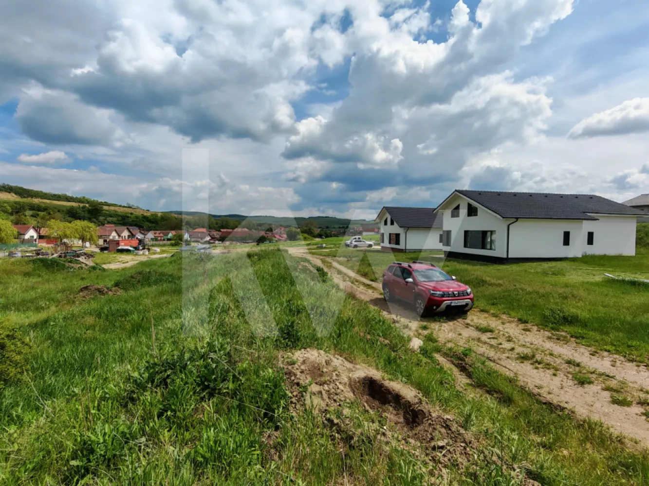 Teren intravilan pentru Construcții Rezidențiale la 10 min. de Sibiu - Teren pentru Construcții Rezidențiale la 10 minute de Sibiu

 Vă prezentăm o parcelă cu un potențial excelent, situată într-o zonă în plină dezvoltare , la doar 10 minute distanță de Municipiul Sibiu.
 Zonă cu acces rapid către Sibiu (aproximativ 10 minute de mers cu mașina).
Terenul dispune de o deschidere stradală de 80 de metri, oferind flexibilitate maximă pentru parcelare, configurarea accesului sau designul unui ansamblu rezidențial.
 Drum direct din șoseaua națională, ceea ce asigură o logistică excelentă atât pentru utilajele de construcție, cât și pentru viitorii rezidenți.
Terenul este dotat cu utilități, reducând semnificativ costurile și timpul alocat demarării proiectului.
Pretabil excelent pentru construcții rezidențiale .
 Deschiderea generoasă de 80 m și accesul direct din drumul național conferă acestui teren un avantaj competitiv uriaș pe piața imobiliară actuală.
Pentru mai multe informații, planuri de amplasament sau pentru a programa o vizionare la fața locului, vă stăm la dispoziție.