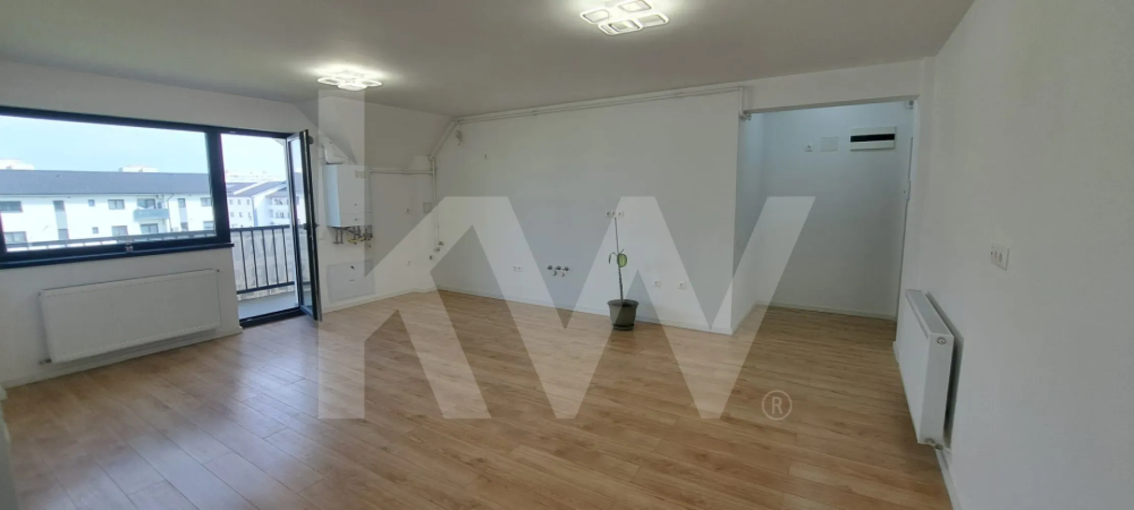 Apartament 3 camere , pe doua niveluri , in imobil cu lift - Apartament 3 Camere pe 2 Niveluri | Design Modern & Lift
O locuință plină de stil, finisată premium și gata să devină „acasă”!

Îți dorești un spațiu aerisit, care să iasă din tiparele apartamentelor clasice? Îți propunem un apartament deosebit, dispus pe două niveluri, situat într-un imobil nou dotat cu lift, unde confortul se întâlnește cu designul modern.

🏠 Configurație Inteligentă & Spațioasă:
Nivelul 1: Un open-space generos și luminos pentru momente de relaxare, un dormitor primitor și o baie utilată modern. De aici ai acces și către balconul mare, ideal pentru cafeaua de dimineață.

Nivelul 2: Intimitate deplină pe scara interioară. Vei găsi un al doilea dormitor spațios, o a doua baie modernă și un spațiu de depozitare esențial pentru o casă organizată.

💎 Dotări și Avantaje:
Finisaje Moderne: Totul a fost ales cu atenție la detalii, oferind un aspect contemporan și elegant.

Climatizare: Dotat cu aer condiționat pentru confortul tău în orice anotimp.

Facilități: Imobil dotat cu lift, oferind un acces facil și un plus de valoare proprietății.

Compartimentare: Ideal pentru familii sau pentru cei care lucrează de acasă și au nevoie de un birou separat la etaj.

Plus-valoare: Dublarea băilor și separarea zonei de zi de cea de noapte oferă un nivel de confort rar întâlnit la apartamentele standard.

📞 Ești gata să te muți? Această proprietate trebuie văzută pentru a fi apreciată la adevărata sa valoare.
Contactează-ne astăzi pentru a programa o vizionare!

#vanzare#apartament3camere#