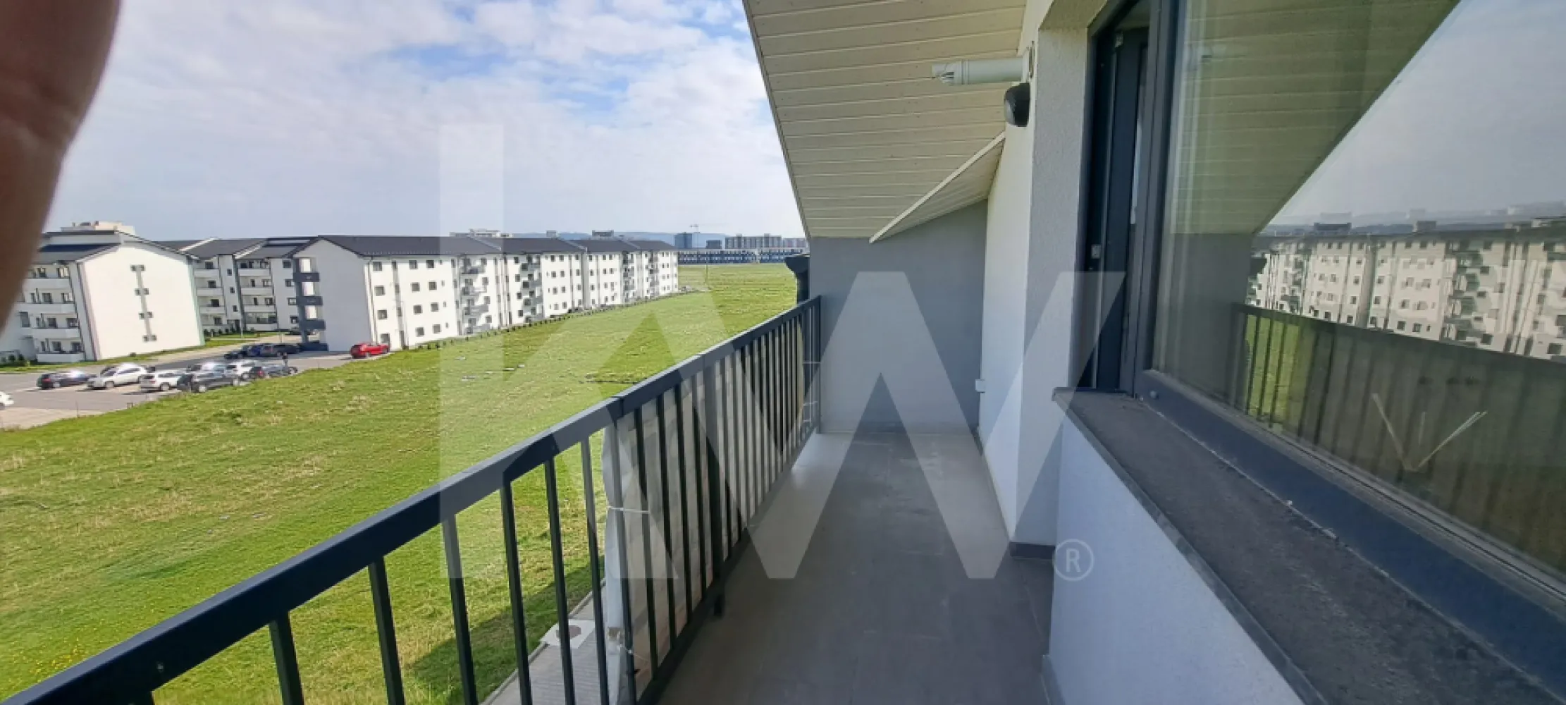 Apartament 3 camere , pe doua niveluri , in imobil cu lift - Apartament 3 Camere pe 2 Niveluri | Design Modern & Lift
O locuință plină de stil, finisată premium și gata să devină „acasă”!

Îți dorești un spațiu aerisit, care să iasă din tiparele apartamentelor clasice? Îți propunem un apartament deosebit, dispus pe două niveluri, situat într-un imobil nou dotat cu lift, unde confortul se întâlnește cu designul modern.

🏠 Configurație Inteligentă & Spațioasă:
Nivelul 1: Un open-space generos și luminos pentru momente de relaxare, un dormitor primitor și o baie utilată modern. De aici ai acces și către balconul mare, ideal pentru cafeaua de dimineață.

Nivelul 2: Intimitate deplină pe scara interioară. Vei găsi un al doilea dormitor spațios, o a doua baie modernă și un spațiu de depozitare esențial pentru o casă organizată.

💎 Dotări și Avantaje:
Finisaje Moderne: Totul a fost ales cu atenție la detalii, oferind un aspect contemporan și elegant.

Climatizare: Dotat cu aer condiționat pentru confortul tău în orice anotimp.

Facilități: Imobil dotat cu lift, oferind un acces facil și un plus de valoare proprietății.

Compartimentare: Ideal pentru familii sau pentru cei care lucrează de acasă și au nevoie de un birou separat la etaj.

Plus-valoare: Dublarea băilor și separarea zonei de zi de cea de noapte oferă un nivel de confort rar întâlnit la apartamentele standard.

📞 Ești gata să te muți? Această proprietate trebuie văzută pentru a fi apreciată la adevărata sa valoare.
Contactează-ne astăzi pentru a programa o vizionare!

#vanzare#apartament3camere#