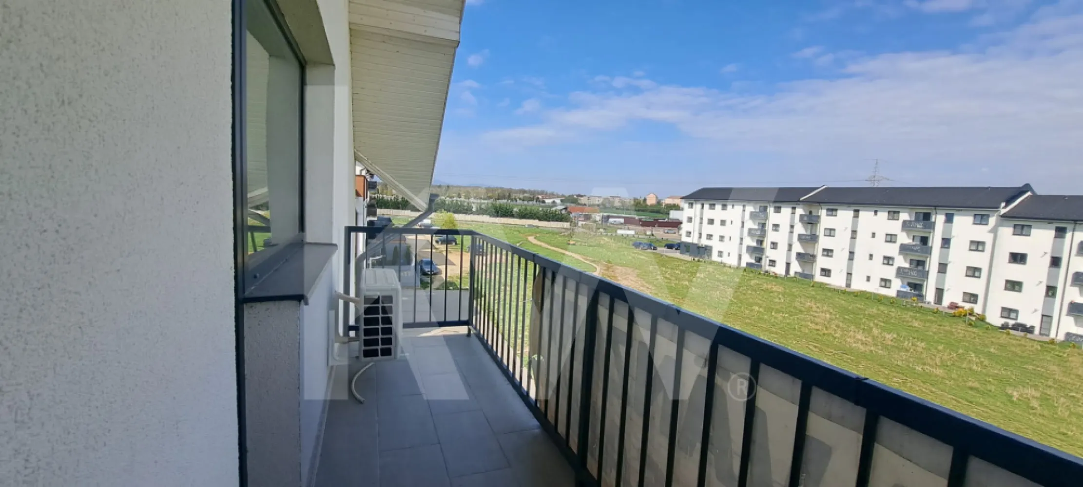 Apartament 3 camere , pe doua niveluri , in imobil cu lift - Apartament 3 Camere pe 2 Niveluri | Design Modern & Lift
O locuință plină de stil, finisată premium și gata să devină „acasă”!

Îți dorești un spațiu aerisit, care să iasă din tiparele apartamentelor clasice? Îți propunem un apartament deosebit, dispus pe două niveluri, situat într-un imobil nou dotat cu lift, unde confortul se întâlnește cu designul modern.

🏠 Configurație Inteligentă & Spațioasă:
Nivelul 1: Un open-space generos și luminos pentru momente de relaxare, un dormitor primitor și o baie utilată modern. De aici ai acces și către balconul mare, ideal pentru cafeaua de dimineață.

Nivelul 2: Intimitate deplină pe scara interioară. Vei găsi un al doilea dormitor spațios, o a doua baie modernă și un spațiu de depozitare esențial pentru o casă organizată.

💎 Dotări și Avantaje:
Finisaje Moderne: Totul a fost ales cu atenție la detalii, oferind un aspect contemporan și elegant.

Climatizare: Dotat cu aer condiționat pentru confortul tău în orice anotimp.

Facilități: Imobil dotat cu lift, oferind un acces facil și un plus de valoare proprietății.

Compartimentare: Ideal pentru familii sau pentru cei care lucrează de acasă și au nevoie de un birou separat la etaj.

Plus-valoare: Dublarea băilor și separarea zonei de zi de cea de noapte oferă un nivel de confort rar întâlnit la apartamentele standard.

📞 Ești gata să te muți? Această proprietate trebuie văzută pentru a fi apreciată la adevărata sa valoare.
Contactează-ne astăzi pentru a programa o vizionare!

#vanzare#apartament3camere#