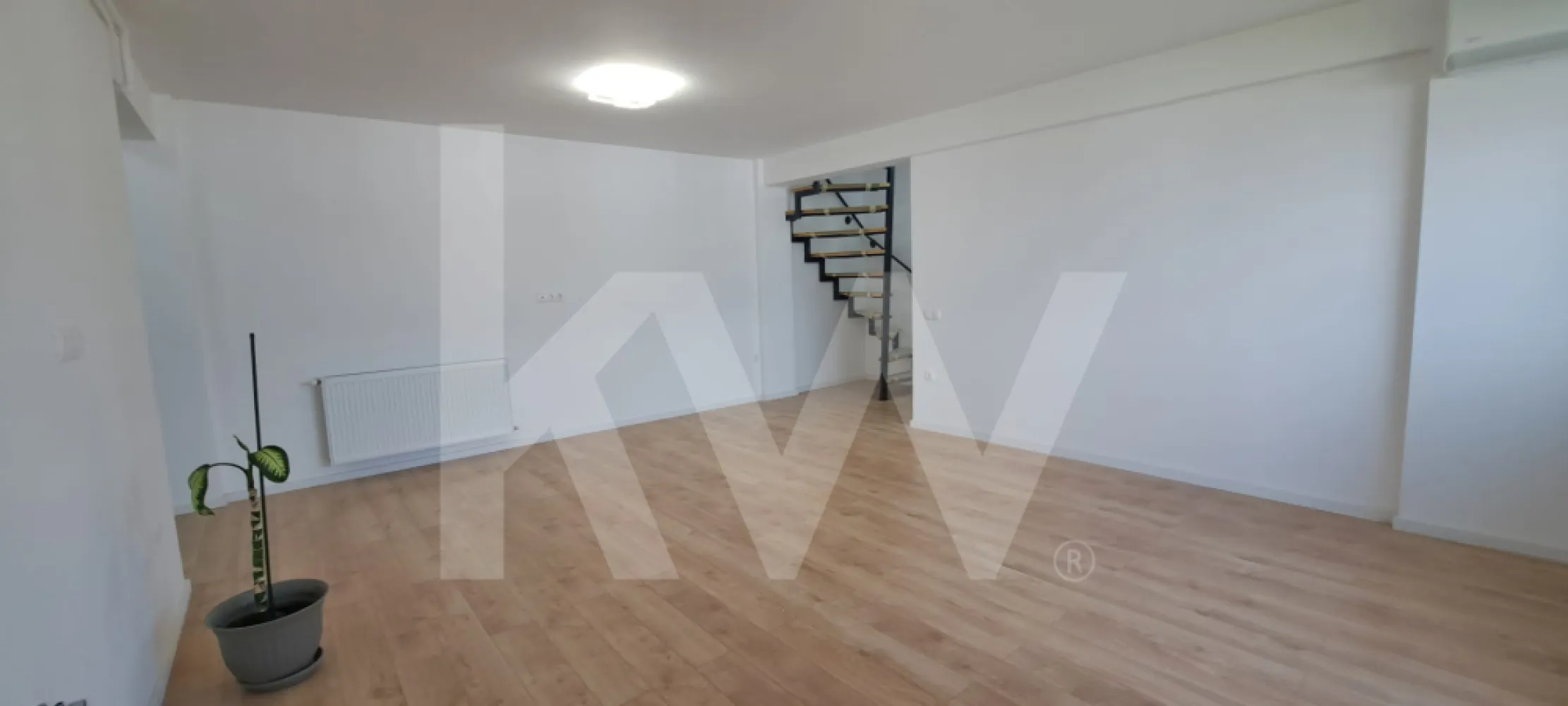 Apartament 3 camere , pe doua niveluri , in imobil cu lift - Apartament 3 Camere pe 2 Niveluri | Design Modern & Lift
O locuință plină de stil, finisată premium și gata să devină „acasă”!

Îți dorești un spațiu aerisit, care să iasă din tiparele apartamentelor clasice? Îți propunem un apartament deosebit, dispus pe două niveluri, situat într-un imobil nou dotat cu lift, unde confortul se întâlnește cu designul modern.

🏠 Configurație Inteligentă & Spațioasă:
Nivelul 1: Un open-space generos și luminos pentru momente de relaxare, un dormitor primitor și o baie utilată modern. De aici ai acces și către balconul mare, ideal pentru cafeaua de dimineață.

Nivelul 2: Intimitate deplină pe scara interioară. Vei găsi un al doilea dormitor spațios, o a doua baie modernă și un spațiu de depozitare esențial pentru o casă organizată.

💎 Dotări și Avantaje:
Finisaje Moderne: Totul a fost ales cu atenție la detalii, oferind un aspect contemporan și elegant.

Climatizare: Dotat cu aer condiționat pentru confortul tău în orice anotimp.

Facilități: Imobil dotat cu lift, oferind un acces facil și un plus de valoare proprietății.

Compartimentare: Ideal pentru familii sau pentru cei care lucrează de acasă și au nevoie de un birou separat la etaj.

Plus-valoare: Dublarea băilor și separarea zonei de zi de cea de noapte oferă un nivel de confort rar întâlnit la apartamentele standard.

📞 Ești gata să te muți? Această proprietate trebuie văzută pentru a fi apreciată la adevărata sa valoare.
Contactează-ne astăzi pentru a programa o vizionare!

#vanzare#apartament3camere#