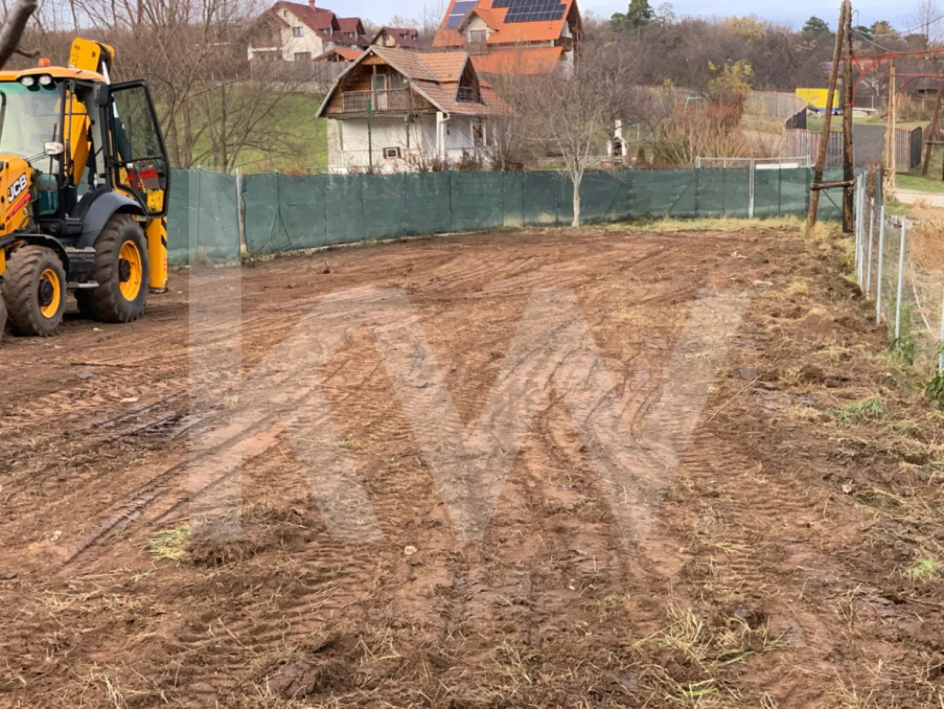 Teren Intravilan de vanzare -Tropinii Rasinari 565 mp - Ai 565 mp de vis la Rășinari – Tropinii Vechi!
Nu, nu e o poveste, e chiar pe drumul principal! 
Dimensiuni beton: 43,27 m lungime × 12,30 m lățime
Curent? La doar 8 metri distanță – aproape cât două sărituri de broscoi 
Perfect pentru: casa ta de vis sau o investiție isteață.
Liniște, aer curat și priveliști care-ți fac feed-ul să pară wallpaper.
Dacă te-ai săturat să visezi pe Google Maps, sună-mă și hai să-ți arăt terenul live! 
Scop: întocmirea documentației PUZ în vederea construirii unei case de vacanță.
Regim tehnic:
POT maxim: 35%
Regim de înălțime admis: P+M sau P+1
Distanță minimă de 2 metri între construcție și frontul străzii.
Distanță minimă de 60 cm față de limitele de hotar.
Obligatorie păstrarea unui spațiu verde de protecție.
Se interzice amplasarea anexelor gospodărești sau garajelor direct la aliniament.
Condiții pentru autorizare:
Documentația trebuie să includă ridicare topografică actualizată, concept propus, studii și soluții de asigurare a accesului/utilităților.
Avize și acorduri necesare:
Agenția Națională pentru Protecția Mediului
Agenția pentru Protecția Mediului Sibiu
Hidroelectrica Mureș
Mențiune importantă:
Certificatul de urbanism nu ține loc de autorizație de construire/desființare și nu conferă dreptul de a executa lucrări.
Practic: pe teren se poate construi o casă de vacanță, în regim P+M sau P+1, cu POT 35%, dar doar după elaborarea PUZ-ului și obținerea avizelor de mediu și utilități.