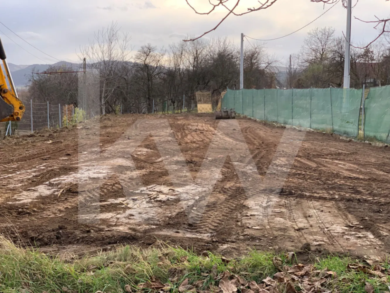Teren Intravilan de vanzare -Tropinii Rasinari 565 mp - Ai 565 mp de vis la Rășinari – Tropinii Vechi!
Nu, nu e o poveste, e chiar pe drumul principal! 
Dimensiuni beton: 43,27 m lungime × 12,30 m lățime
Curent? La doar 8 metri distanță – aproape cât două sărituri de broscoi 
Perfect pentru: casa ta de vis sau o investiție isteață.
Liniște, aer curat și priveliști care-ți fac feed-ul să pară wallpaper.
Dacă te-ai săturat să visezi pe Google Maps, sună-mă și hai să-ți arăt terenul live! 
Scop: întocmirea documentației PUZ în vederea construirii unei case de vacanță.
Regim tehnic:
POT maxim: 35%
Regim de înălțime admis: P+M sau P+1
Distanță minimă de 2 metri între construcție și frontul străzii.
Distanță minimă de 60 cm față de limitele de hotar.
Obligatorie păstrarea unui spațiu verde de protecție.
Se interzice amplasarea anexelor gospodărești sau garajelor direct la aliniament.
Condiții pentru autorizare:
Documentația trebuie să includă ridicare topografică actualizată, concept propus, studii și soluții de asigurare a accesului/utilităților.
Avize și acorduri necesare:
Agenția Națională pentru Protecția Mediului
Agenția pentru Protecția Mediului Sibiu
Hidroelectrica Mureș
Mențiune importantă:
Certificatul de urbanism nu ține loc de autorizație de construire/desființare și nu conferă dreptul de a executa lucrări.
Practic: pe teren se poate construi o casă de vacanță, în regim P+M sau P+1, cu POT 35%, dar doar după elaborarea PUZ-ului și obținerea avizelor de mediu și utilități.