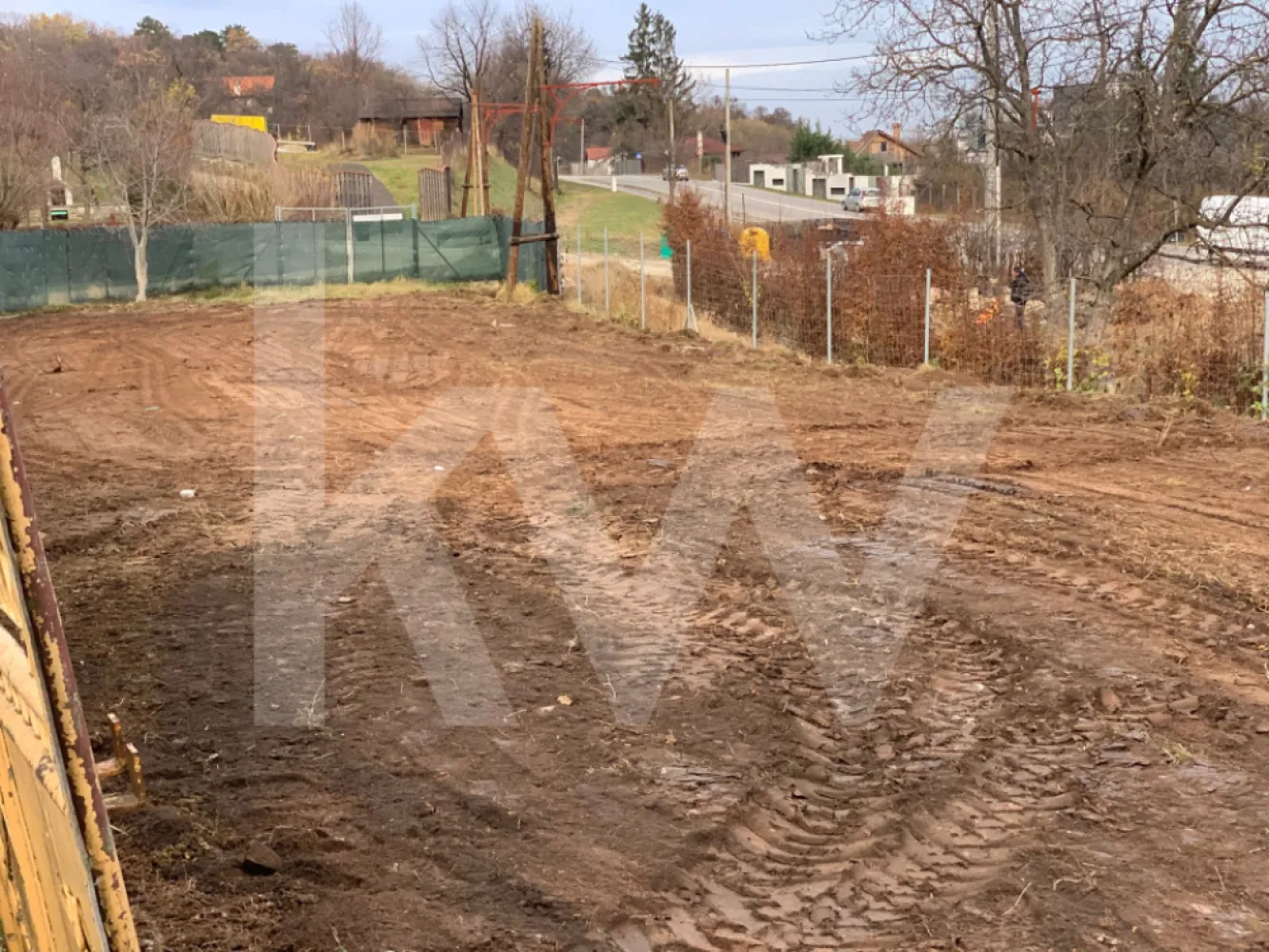 Teren Intravilan de vanzare -Tropinii Rasinari 565 mp - Ai 565 mp de vis la Rășinari – Tropinii Vechi!
Nu, nu e o poveste, e chiar pe drumul principal! 
Dimensiuni beton: 43,27 m lungime × 12,30 m lățime
Curent? La doar 8 metri distanță – aproape cât două sărituri de broscoi 
Perfect pentru: casa ta de vis sau o investiție isteață.
Liniște, aer curat și priveliști care-ți fac feed-ul să pară wallpaper.
Dacă te-ai săturat să visezi pe Google Maps, sună-mă și hai să-ți arăt terenul live! 
Scop: întocmirea documentației PUZ în vederea construirii unei case de vacanță.
Regim tehnic:
POT maxim: 35%
Regim de înălțime admis: P+M sau P+1
Distanță minimă de 2 metri între construcție și frontul străzii.
Distanță minimă de 60 cm față de limitele de hotar.
Obligatorie păstrarea unui spațiu verde de protecție.
Se interzice amplasarea anexelor gospodărești sau garajelor direct la aliniament.
Condiții pentru autorizare:
Documentația trebuie să includă ridicare topografică actualizată, concept propus, studii și soluții de asigurare a accesului/utilităților.
Avize și acorduri necesare:
Agenția Națională pentru Protecția Mediului
Agenția pentru Protecția Mediului Sibiu
Hidroelectrica Mureș
Mențiune importantă:
Certificatul de urbanism nu ține loc de autorizație de construire/desființare și nu conferă dreptul de a executa lucrări.
Practic: pe teren se poate construi o casă de vacanță, în regim P+M sau P+1, cu POT 35%, dar doar după elaborarea PUZ-ului și obținerea avizelor de mediu și utilități.