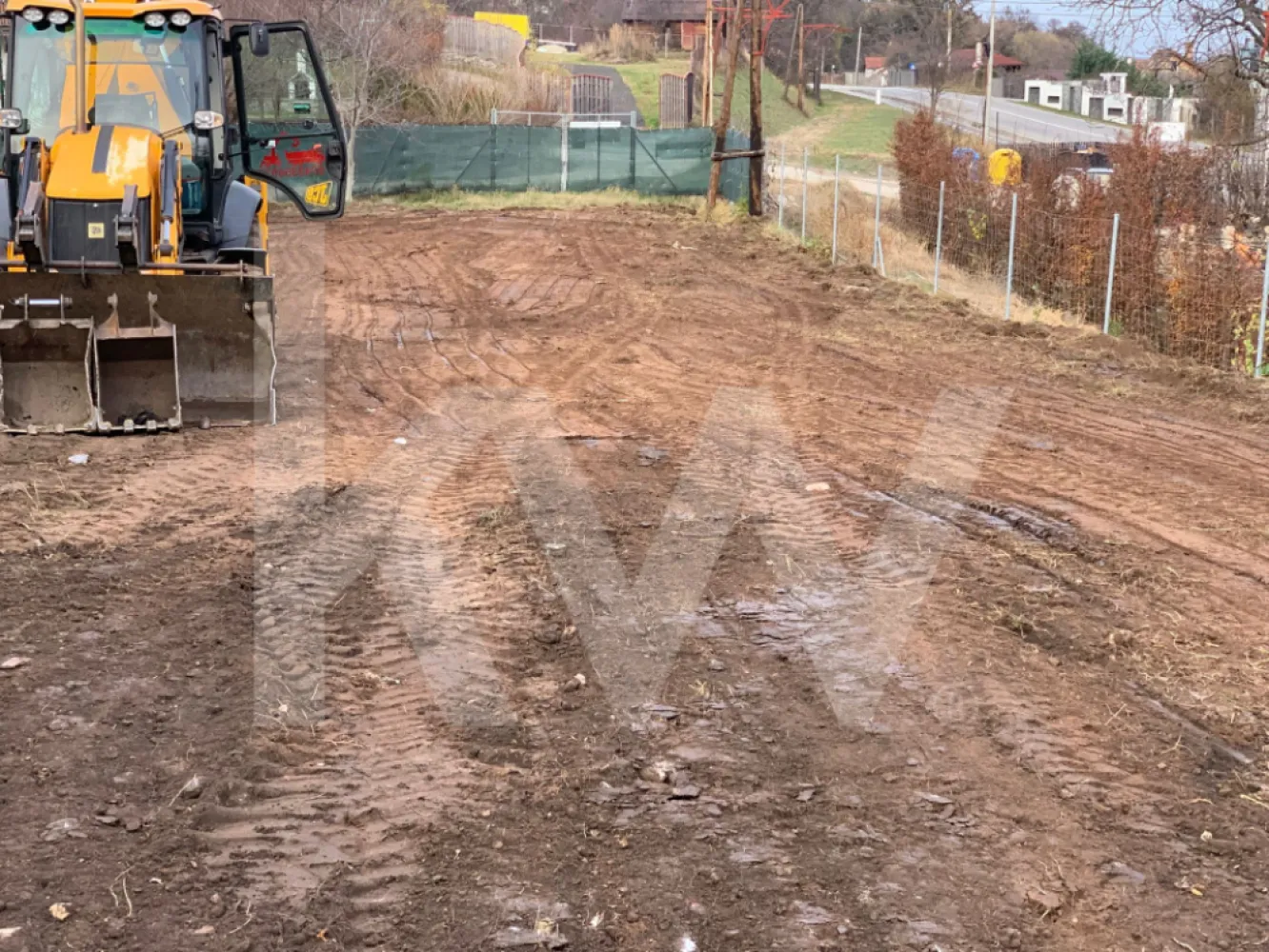 Teren Intravilan de vanzare -Tropinii Rasinari 565 mp - Ai 565 mp de vis la Rășinari – Tropinii Vechi!
Nu, nu e o poveste, e chiar pe drumul principal! 
Dimensiuni beton: 43,27 m lungime × 12,30 m lățime
Curent? La doar 8 metri distanță – aproape cât două sărituri de broscoi 
Perfect pentru: casa ta de vis sau o investiție isteață.
Liniște, aer curat și priveliști care-ți fac feed-ul să pară wallpaper.
Dacă te-ai săturat să visezi pe Google Maps, sună-mă și hai să-ți arăt terenul live! 
Scop: întocmirea documentației PUZ în vederea construirii unei case de vacanță.
Regim tehnic:
POT maxim: 35%
Regim de înălțime admis: P+M sau P+1
Distanță minimă de 2 metri între construcție și frontul străzii.
Distanță minimă de 60 cm față de limitele de hotar.
Obligatorie păstrarea unui spațiu verde de protecție.
Se interzice amplasarea anexelor gospodărești sau garajelor direct la aliniament.
Condiții pentru autorizare:
Documentația trebuie să includă ridicare topografică actualizată, concept propus, studii și soluții de asigurare a accesului/utilităților.
Avize și acorduri necesare:
Agenția Națională pentru Protecția Mediului
Agenția pentru Protecția Mediului Sibiu
Hidroelectrica Mureș
Mențiune importantă:
Certificatul de urbanism nu ține loc de autorizație de construire/desființare și nu conferă dreptul de a executa lucrări.
Practic: pe teren se poate construi o casă de vacanță, în regim P+M sau P+1, cu POT 35%, dar doar după elaborarea PUZ-ului și obținerea avizelor de mediu și utilități.