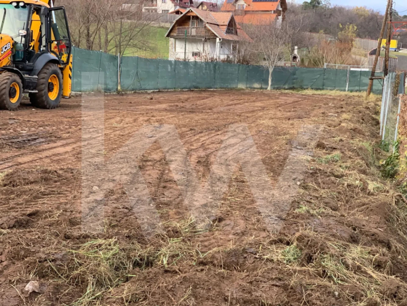 Teren Intravilan de vanzare -Tropinii Rasinari 565 mp - Ai 565 mp de vis la Rășinari – Tropinii Vechi!
Nu, nu e o poveste, e chiar pe drumul principal! 
Dimensiuni beton: 43,27 m lungime × 12,30 m lățime
Curent? La doar 8 metri distanță – aproape cât două sărituri de broscoi 
Perfect pentru: casa ta de vis sau o investiție isteață.
Liniște, aer curat și priveliști care-ți fac feed-ul să pară wallpaper.
Dacă te-ai săturat să visezi pe Google Maps, sună-mă și hai să-ți arăt terenul live! 
Scop: întocmirea documentației PUZ în vederea construirii unei case de vacanță.
Regim tehnic:
POT maxim: 35%
Regim de înălțime admis: P+M sau P+1
Distanță minimă de 2 metri între construcție și frontul străzii.
Distanță minimă de 60 cm față de limitele de hotar.
Obligatorie păstrarea unui spațiu verde de protecție.
Se interzice amplasarea anexelor gospodărești sau garajelor direct la aliniament.
Condiții pentru autorizare:
Documentația trebuie să includă ridicare topografică actualizată, concept propus, studii și soluții de asigurare a accesului/utilităților.
Avize și acorduri necesare:
Agenția Națională pentru Protecția Mediului
Agenția pentru Protecția Mediului Sibiu
Hidroelectrica Mureș
Mențiune importantă:
Certificatul de urbanism nu ține loc de autorizație de construire/desființare și nu conferă dreptul de a executa lucrări.
Practic: pe teren se poate construi o casă de vacanță, în regim P+M sau P+1, cu POT 35%, dar doar după elaborarea PUZ-ului și obținerea avizelor de mediu și utilități.