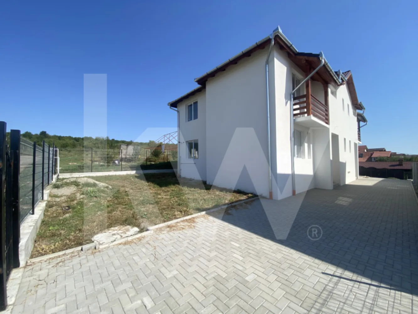 Casa singur in curte 4 camere teren 250mp Sibiu Cisnadie FINALIZATA - Casa Singur in Curte – 4 Camere, Teren 250 mp – Cisnadie, Sibiu.
O casa noua, finalizata in 2024, singur in curte, cu teren propriu si spatii generoase, ideala pentru o familie care isi doreste confort si intimitate intr-o zona linistita, dar aproape de Sibiu.

Detalii principale:
Suprafata utila: 110 mp | Suprafata construita: 150 mp.
Teren: 253 mp cu front stradal de 15,5 m.
Compartimentare: 4 camere (3 dormitoare), living spatios, bucatarie, 2 bai, spatii de depozitare, 2 balcoane.
Parcare: 2 locuri in curte.
Regim inaltime: P+1 | Orientare: mixta | Clasa energetica: A.

Dotari si finisaje:
Constructie solida pe structura de caramida.
Incalzire in pardoseala + centrala proprie.
Tamplarie PVC cu geam termopan.
Utilitati complete: gaz, curent, apa, canalizare, fibra optica.
Casa se preda exterior la cheie si interior la alb, oferind libertatea de personalizare dupa gustul tau.

Avantaje:
Pozitie excelenta in Cisnadie – zona vestica, aproape de Sibiu.
Curte proprie cu intimitate si potential de amenajare.
Casa finalizata, disponibila imediat pentru mutare sau personalizare rapida.
Solutie ideala pentru o familie care vrea confort, curte si o casa moderna intr-o zona in dezvoltare.
Pretul afisat este pentru varianta platii totale prin virament bancar, iar pentru credit ipotecar pretul este de 168.000 €.

Unele case vin cu compromisuri. Aceasta vine cu libertatea de a-ti pune amprenta pe interior, curte proprie si siguranta unei constructii noi.