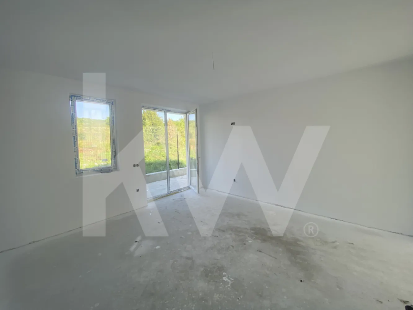 Casa singur in curte 4 camere teren 250mp Sibiu Cisnadie FINALIZATA - Casa Singur in Curte – 4 Camere, Teren 250 mp – Cisnadie, Sibiu.
O casa noua, finalizata in 2024, singur in curte, cu teren propriu si spatii generoase, ideala pentru o familie care isi doreste confort si intimitate intr-o zona linistita, dar aproape de Sibiu.

Detalii principale:
Suprafata utila: 110 mp | Suprafata construita: 150 mp.
Teren: 253 mp cu front stradal de 15,5 m.
Compartimentare: 4 camere (3 dormitoare), living spatios, bucatarie, 2 bai, spatii de depozitare, 2 balcoane.
Parcare: 2 locuri in curte.
Regim inaltime: P+1 | Orientare: mixta | Clasa energetica: A.

Dotari si finisaje:
Constructie solida pe structura de caramida.
Incalzire in pardoseala + centrala proprie.
Tamplarie PVC cu geam termopan.
Utilitati complete: gaz, curent, apa, canalizare, fibra optica.
Casa se preda exterior la cheie si interior la alb, oferind libertatea de personalizare dupa gustul tau.

Avantaje:
Pozitie excelenta in Cisnadie – zona vestica, aproape de Sibiu.
Curte proprie cu intimitate si potential de amenajare.
Casa finalizata, disponibila imediat pentru mutare sau personalizare rapida.
Solutie ideala pentru o familie care vrea confort, curte si o casa moderna intr-o zona in dezvoltare.
Pretul afisat este pentru varianta platii totale prin virament bancar, iar pentru credit ipotecar pretul este de 168.000 €.

Unele case vin cu compromisuri. Aceasta vine cu libertatea de a-ti pune amprenta pe interior, curte proprie si siguranta unei constructii noi.
