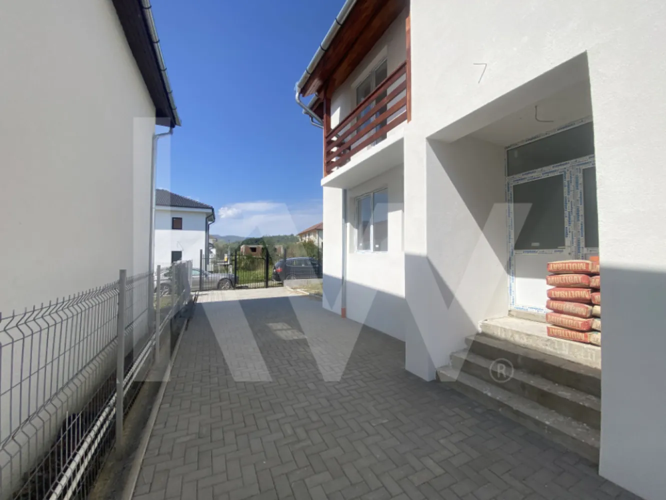 Casa singur in curte 4 camere teren 250mp Sibiu Cisnadie FINALIZATA - Casa Singur in Curte – 4 Camere, Teren 250 mp – Cisnadie, Sibiu.
O casa noua, finalizata in 2024, singur in curte, cu teren propriu si spatii generoase, ideala pentru o familie care isi doreste confort si intimitate intr-o zona linistita, dar aproape de Sibiu.

Detalii principale:
Suprafata utila: 110 mp | Suprafata construita: 150 mp.
Teren: 253 mp cu front stradal de 15,5 m.
Compartimentare: 4 camere (3 dormitoare), living spatios, bucatarie, 2 bai, spatii de depozitare, 2 balcoane.
Parcare: 2 locuri in curte.
Regim inaltime: P+1 | Orientare: mixta | Clasa energetica: A.

Dotari si finisaje:
Constructie solida pe structura de caramida.
Incalzire in pardoseala + centrala proprie.
Tamplarie PVC cu geam termopan.
Utilitati complete: gaz, curent, apa, canalizare, fibra optica.
Casa se preda exterior la cheie si interior la alb, oferind libertatea de personalizare dupa gustul tau.

Avantaje:
Pozitie excelenta in Cisnadie – zona vestica, aproape de Sibiu.
Curte proprie cu intimitate si potential de amenajare.
Casa finalizata, disponibila imediat pentru mutare sau personalizare rapida.
Solutie ideala pentru o familie care vrea confort, curte si o casa moderna intr-o zona in dezvoltare.
Pretul afisat este pentru varianta platii totale prin virament bancar, iar pentru credit ipotecar pretul este de 168.000 €.

Unele case vin cu compromisuri. Aceasta vine cu libertatea de a-ti pune amprenta pe interior, curte proprie si siguranta unei constructii noi.