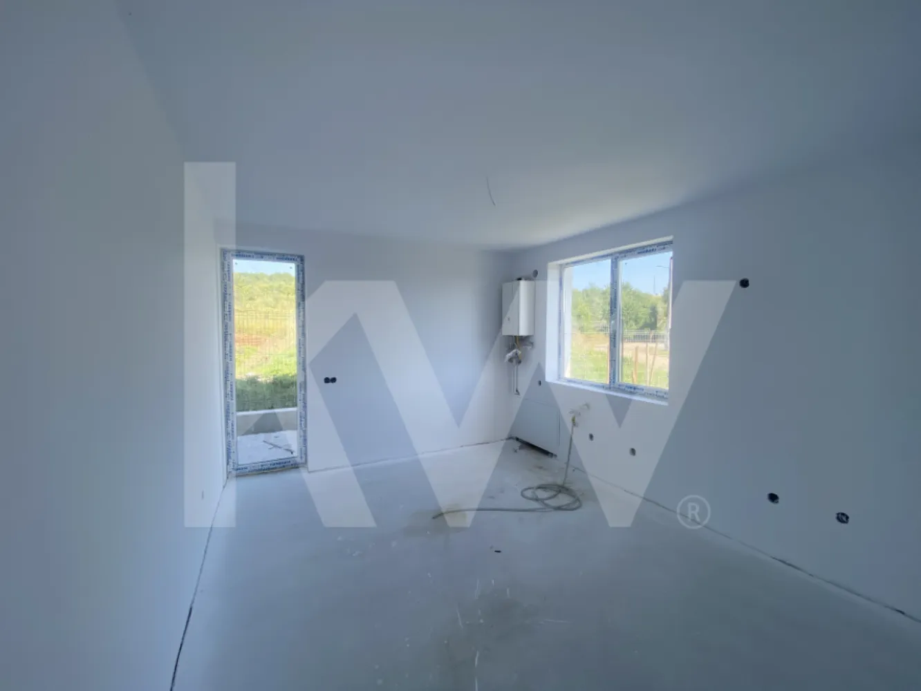 Casa singur in curte 4 camere teren 250mp Sibiu Cisnadie FINALIZATA - Casa Singur in Curte – 4 Camere, Teren 250 mp – Cisnadie, Sibiu.
O casa noua, finalizata in 2024, singur in curte, cu teren propriu si spatii generoase, ideala pentru o familie care isi doreste confort si intimitate intr-o zona linistita, dar aproape de Sibiu.

Detalii principale:
Suprafata utila: 110 mp | Suprafata construita: 150 mp.
Teren: 253 mp cu front stradal de 15,5 m.
Compartimentare: 4 camere (3 dormitoare), living spatios, bucatarie, 2 bai, spatii de depozitare, 2 balcoane.
Parcare: 2 locuri in curte.
Regim inaltime: P+1 | Orientare: mixta | Clasa energetica: A.

Dotari si finisaje:
Constructie solida pe structura de caramida.
Incalzire in pardoseala + centrala proprie.
Tamplarie PVC cu geam termopan.
Utilitati complete: gaz, curent, apa, canalizare, fibra optica.
Casa se preda exterior la cheie si interior la alb, oferind libertatea de personalizare dupa gustul tau.

Avantaje:
Pozitie excelenta in Cisnadie – zona vestica, aproape de Sibiu.
Curte proprie cu intimitate si potential de amenajare.
Casa finalizata, disponibila imediat pentru mutare sau personalizare rapida.
Solutie ideala pentru o familie care vrea confort, curte si o casa moderna intr-o zona in dezvoltare.
Pretul afisat este pentru varianta platii totale prin virament bancar, iar pentru credit ipotecar pretul este de 168.000 €.

Unele case vin cu compromisuri. Aceasta vine cu libertatea de a-ti pune amprenta pe interior, curte proprie si siguranta unei constructii noi.