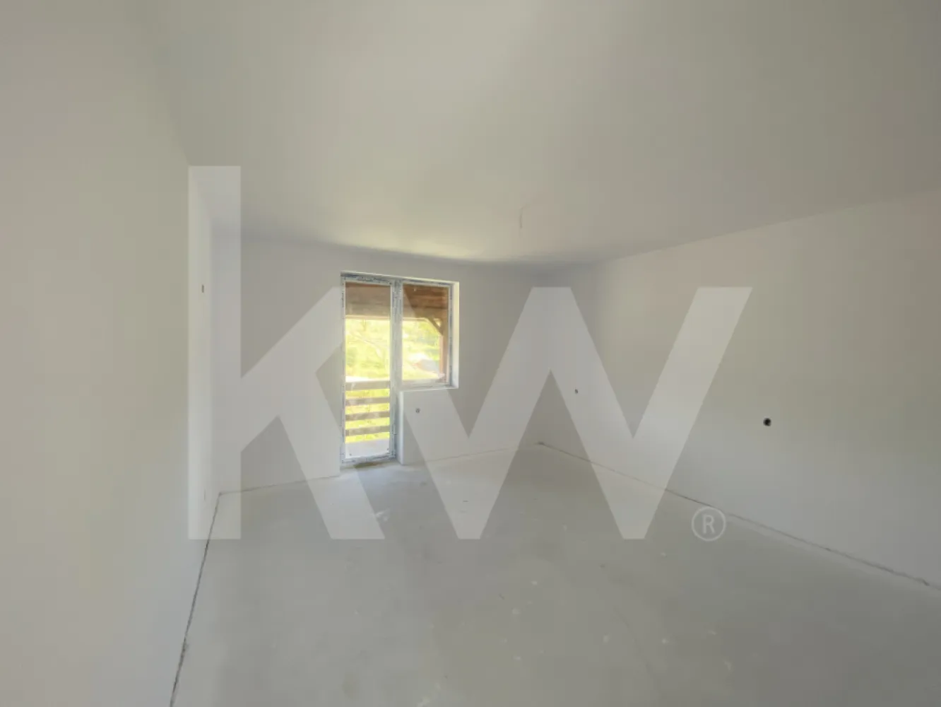 Casa singur in curte 4 camere teren 250mp Sibiu Cisnadie FINALIZATA - Casa Singur in Curte – 4 Camere, Teren 250 mp – Cisnadie, Sibiu.
O casa noua, finalizata in 2024, singur in curte, cu teren propriu si spatii generoase, ideala pentru o familie care isi doreste confort si intimitate intr-o zona linistita, dar aproape de Sibiu.

Detalii principale:
Suprafata utila: 110 mp | Suprafata construita: 150 mp.
Teren: 253 mp cu front stradal de 15,5 m.
Compartimentare: 4 camere (3 dormitoare), living spatios, bucatarie, 2 bai, spatii de depozitare, 2 balcoane.
Parcare: 2 locuri in curte.
Regim inaltime: P+1 | Orientare: mixta | Clasa energetica: A.

Dotari si finisaje:
Constructie solida pe structura de caramida.
Incalzire in pardoseala + centrala proprie.
Tamplarie PVC cu geam termopan.
Utilitati complete: gaz, curent, apa, canalizare, fibra optica.
Casa se preda exterior la cheie si interior la alb, oferind libertatea de personalizare dupa gustul tau.

Avantaje:
Pozitie excelenta in Cisnadie – zona vestica, aproape de Sibiu.
Curte proprie cu intimitate si potential de amenajare.
Casa finalizata, disponibila imediat pentru mutare sau personalizare rapida.
Solutie ideala pentru o familie care vrea confort, curte si o casa moderna intr-o zona in dezvoltare.
Pretul afisat este pentru varianta platii totale prin virament bancar, iar pentru credit ipotecar pretul este de 168.000 €.

Unele case vin cu compromisuri. Aceasta vine cu libertatea de a-ti pune amprenta pe interior, curte proprie si siguranta unei constructii noi.