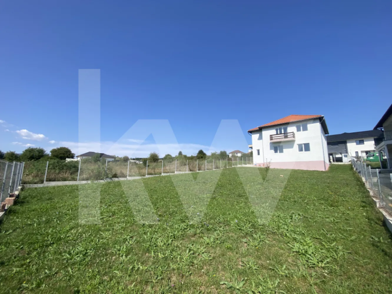 Casa individuala 4 dormitoare de vanzare in Cisnadie Sibiu teren 727mp - Casa Individuala 4 Dormitoare de Vanzare – Cisnadie, Sibiu
O oaza de lux si libertate in Cisnadie! Aceasta casa individuala, finalizata in 2024, iti ofera un spatiu generos, flexibil si plin de posibilitati.

Detalii principale:
Suprafata utila: 173 mp | Suprafata construita: 222 mp.
Teren: 727 mp – curte libera pentru terasa, gradina, loc de joaca sau zona de gratar.
Compartimentare: 8 camere (4 dormitoare), 2 bai, 2 balcoane, parter + etaj + pod.
Posibilitate de impartire in 2 apartamente – fiecare cu intrare separata si contorizare proprie, ideal pentru investitie sau chirii multiple.
Garaj- posibilitate de amenajare si parcare pentru 4 masini.
Stadiu predare: semifinisat la interior, exterior la cheie.

Dotari si avantaje:
Constructie solida pe structura de caramida, incalzire in pardoseala.
Toate utilitatile disponibile: gaz, curent, apa, canalizare, fibra optica.
Ferestre PVC/termopan, usa intrare metal/PVC, spatii de depozitare si dressing.
Amplasare excelenta intr-o zona linistita, aproape de Sibiu, oferind intimitate si confort.
Posibilitate transformare parter in spatiu comercial sau birouri.

Aceasta casa nu este doar o locuinta – este o investitie inteligenta, cu multiple optiuni: familie extinsa, inchiriere, sau activitate comerciala la parter. Curtea generoasa si suprafata mare fac locul perfect pentru un stil de viata confortabil si flexibil.
Contacteaza-ne acum pentru vizionare si descopera potentialul acestei proprietati!