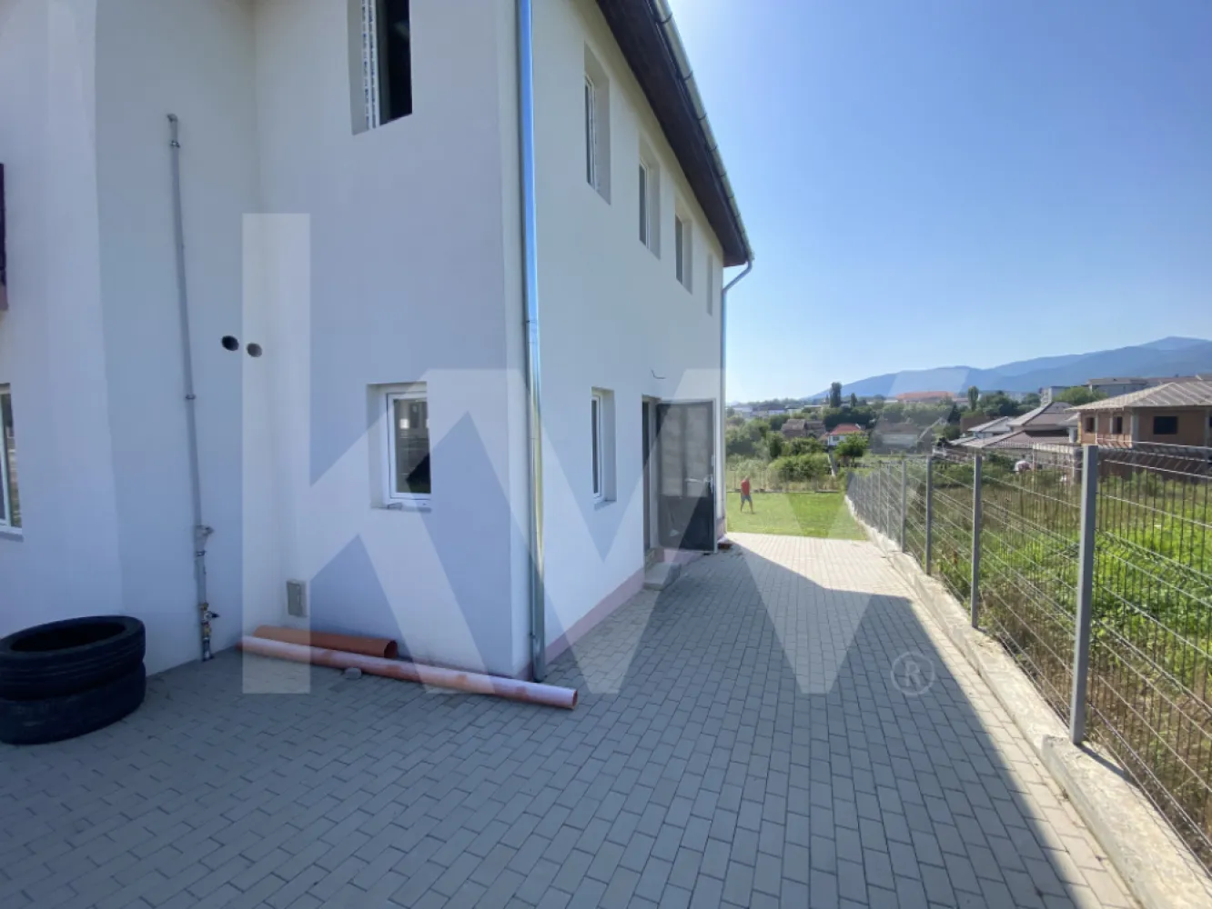 Casa individuala 4 dormitoare de vanzare in Cisnadie Sibiu teren 727mp - Casa Individuala 4 Dormitoare de Vanzare – Cisnadie, Sibiu
O oaza de lux si libertate in Cisnadie! Aceasta casa individuala, finalizata in 2024, iti ofera un spatiu generos, flexibil si plin de posibilitati.

Detalii principale:
Suprafata utila: 173 mp | Suprafata construita: 222 mp.
Teren: 727 mp – curte libera pentru terasa, gradina, loc de joaca sau zona de gratar.
Compartimentare: 8 camere (4 dormitoare), 2 bai, 2 balcoane, parter + etaj + pod.
Posibilitate de impartire in 2 apartamente – fiecare cu intrare separata si contorizare proprie, ideal pentru investitie sau chirii multiple.
Garaj- posibilitate de amenajare si parcare pentru 4 masini.
Stadiu predare: semifinisat la interior, exterior la cheie.

Dotari si avantaje:
Constructie solida pe structura de caramida, incalzire in pardoseala.
Toate utilitatile disponibile: gaz, curent, apa, canalizare, fibra optica.
Ferestre PVC/termopan, usa intrare metal/PVC, spatii de depozitare si dressing.
Amplasare excelenta intr-o zona linistita, aproape de Sibiu, oferind intimitate si confort.
Posibilitate transformare parter in spatiu comercial sau birouri.

Aceasta casa nu este doar o locuinta – este o investitie inteligenta, cu multiple optiuni: familie extinsa, inchiriere, sau activitate comerciala la parter. Curtea generoasa si suprafata mare fac locul perfect pentru un stil de viata confortabil si flexibil.
Contacteaza-ne acum pentru vizionare si descopera potentialul acestei proprietati!