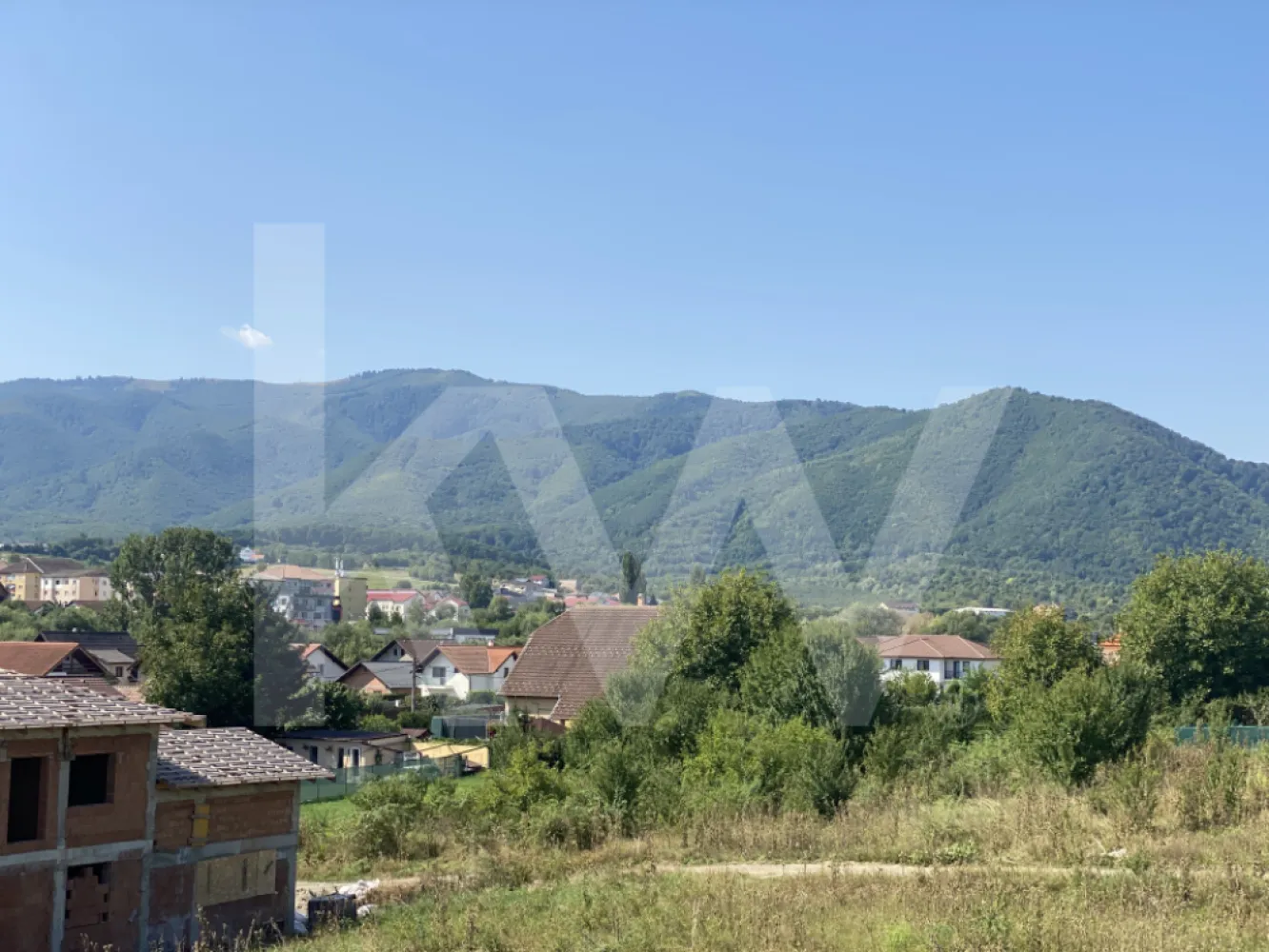 Casa individuala 4 dormitoare de vanzare in Cisnadie Sibiu teren 727mp - Casa Individuala 4 Dormitoare de Vanzare – Cisnadie, Sibiu
O oaza de lux si libertate in Cisnadie! Aceasta casa individuala, finalizata in 2024, iti ofera un spatiu generos, flexibil si plin de posibilitati.

Detalii principale:
Suprafata utila: 173 mp | Suprafata construita: 222 mp.
Teren: 727 mp – curte libera pentru terasa, gradina, loc de joaca sau zona de gratar.
Compartimentare: 8 camere (4 dormitoare), 2 bai, 2 balcoane, parter + etaj + pod.
Posibilitate de impartire in 2 apartamente – fiecare cu intrare separata si contorizare proprie, ideal pentru investitie sau chirii multiple.
Garaj- posibilitate de amenajare si parcare pentru 4 masini.
Stadiu predare: semifinisat la interior, exterior la cheie.

Dotari si avantaje:
Constructie solida pe structura de caramida, incalzire in pardoseala.
Toate utilitatile disponibile: gaz, curent, apa, canalizare, fibra optica.
Ferestre PVC/termopan, usa intrare metal/PVC, spatii de depozitare si dressing.
Amplasare excelenta intr-o zona linistita, aproape de Sibiu, oferind intimitate si confort.
Posibilitate transformare parter in spatiu comercial sau birouri.

Aceasta casa nu este doar o locuinta – este o investitie inteligenta, cu multiple optiuni: familie extinsa, inchiriere, sau activitate comerciala la parter. Curtea generoasa si suprafata mare fac locul perfect pentru un stil de viata confortabil si flexibil.
Contacteaza-ne acum pentru vizionare si descopera potentialul acestei proprietati!