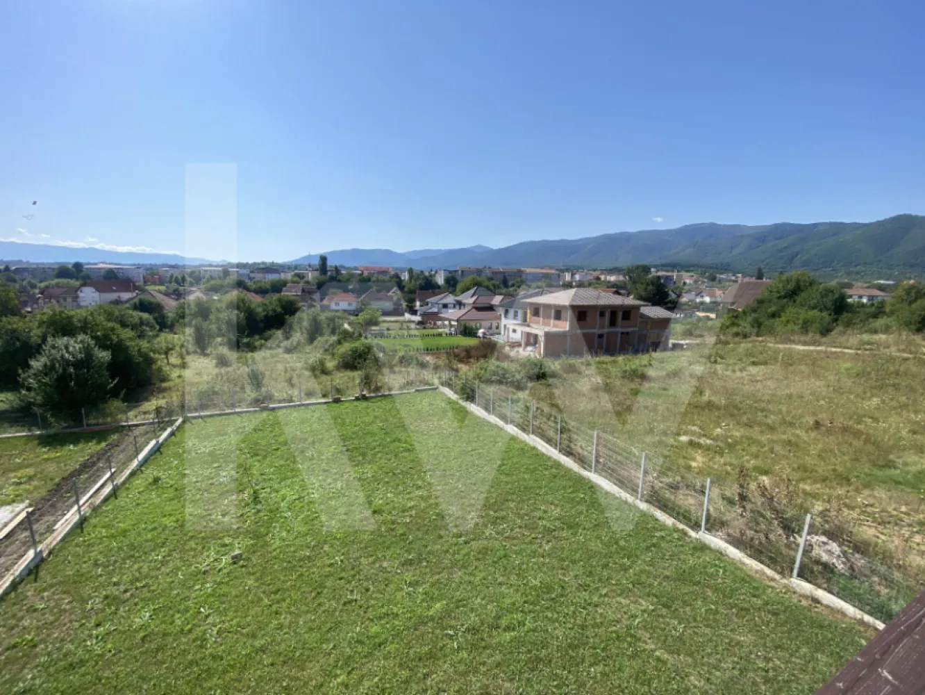Casa individuala 4 dormitoare de vanzare in Cisnadie Sibiu teren 727mp - Casa Individuala 4 Dormitoare de Vanzare – Cisnadie, Sibiu
O oaza de lux si libertate in Cisnadie! Aceasta casa individuala, finalizata in 2024, iti ofera un spatiu generos, flexibil si plin de posibilitati.

Detalii principale:
Suprafata utila: 173 mp | Suprafata construita: 222 mp.
Teren: 727 mp – curte libera pentru terasa, gradina, loc de joaca sau zona de gratar.
Compartimentare: 8 camere (4 dormitoare), 2 bai, 2 balcoane, parter + etaj + pod.
Posibilitate de impartire in 2 apartamente – fiecare cu intrare separata si contorizare proprie, ideal pentru investitie sau chirii multiple.
Garaj- posibilitate de amenajare si parcare pentru 4 masini.
Stadiu predare: semifinisat la interior, exterior la cheie.

Dotari si avantaje:
Constructie solida pe structura de caramida, incalzire in pardoseala.
Toate utilitatile disponibile: gaz, curent, apa, canalizare, fibra optica.
Ferestre PVC/termopan, usa intrare metal/PVC, spatii de depozitare si dressing.
Amplasare excelenta intr-o zona linistita, aproape de Sibiu, oferind intimitate si confort.
Posibilitate transformare parter in spatiu comercial sau birouri.

Aceasta casa nu este doar o locuinta – este o investitie inteligenta, cu multiple optiuni: familie extinsa, inchiriere, sau activitate comerciala la parter. Curtea generoasa si suprafata mare fac locul perfect pentru un stil de viata confortabil si flexibil.
Contacteaza-ne acum pentru vizionare si descopera potentialul acestei proprietati!