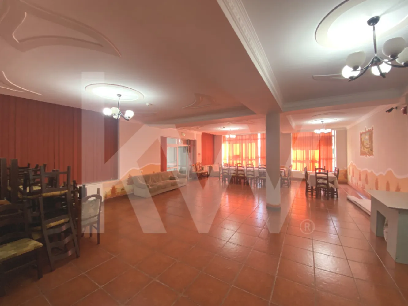 Spatiu Comercial stradal 164mp zona Centrala Promenada Mall Sibiu - Descoperă o oază de oportunități comerciale la doar câțiva pași de Promenada Mall din Sibiu! Cu o suprafață generoasă de 164 mp, acest spațiu comercial îți oferă tot ce ai nevoie pentru a-ți dezvolta afacerea cu succes.
Cu o intrare primitoare din stradă, vei fi întâmpinat de un hol spațios, care te va ghida către potențialul tău de succes. Înăuntru, vei găsi un birou/ camera depozitare, spatiu generos de 36 mp, ideal pentru întâmpinarea clienților sau pentru coordonarea afacerii tale. În plus, o cameră/ birou, de 18 mp oferă flexibilitate pentru diverse utilizări comerciale.
Însă piesa de rezistență este sala principală, cu o suprafață de 93 mp, oferind un spațiu expansiv și versatil, perfect pentru a-ți transforma visul în realitate. Cele două geamuri mari oferă o vizibilitate maximă către Promenada Mall, atrăgând clienți și asigurând expunere maximă pentru afacerea ta.
Acest spațiu este ideal pentru orice tip de activitate comercială, mai putin pentru alimentație publică, datorită layout-ului său spațios și accesibilității excelente.

Nu lăsa această oportunitate să-ți scape! Ia contact astăzi pentru a programa o vizionare și pentru a transforma acest spațiu în baza de lansare a afacerii tale de succes!