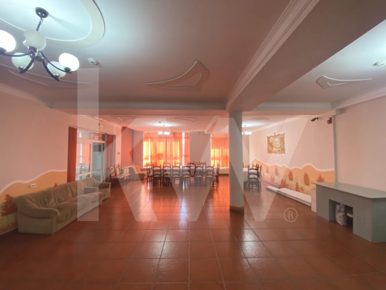 Spatiu Comercial stradal 164mp zona Centrala Promenada Mall Sibiu - Descoperă o oază de oportunități comerciale la doar câțiva pași de Promenada Mall din Sibiu! Cu o suprafață generoasă de 164 mp, acest spațiu comercial îți oferă tot ce ai nevoie pentru a-ți dezvolta afacerea cu succes.
Cu o intrare primitoare din stradă, vei fi întâmpinat de un hol spațios, care te va ghida către potențialul tău de succes. Înăuntru, vei găsi un birou/ camera depozitare, spatiu generos de 36 mp, ideal pentru întâmpinarea clienților sau pentru coordonarea afacerii tale. În plus, o cameră/ birou, de 18 mp oferă flexibilitate pentru diverse utilizări comerciale.
Însă piesa de rezistență este sala principală, cu o suprafață de 93 mp, oferind un spațiu expansiv și versatil, perfect pentru a-ți transforma visul în realitate. Cele două geamuri mari oferă o vizibilitate maximă către Promenada Mall, atrăgând clienți și asigurând expunere maximă pentru afacerea ta.
Acest spațiu este ideal pentru orice tip de activitate comercială, mai putin pentru alimentație publică, datorită layout-ului său spațios și accesibilității excelente.

Nu lăsa această oportunitate să-ți scape! Ia contact astăzi pentru a programa o vizionare și pentru a transforma acest spațiu în baza de lansare a afacerii tale de succes!