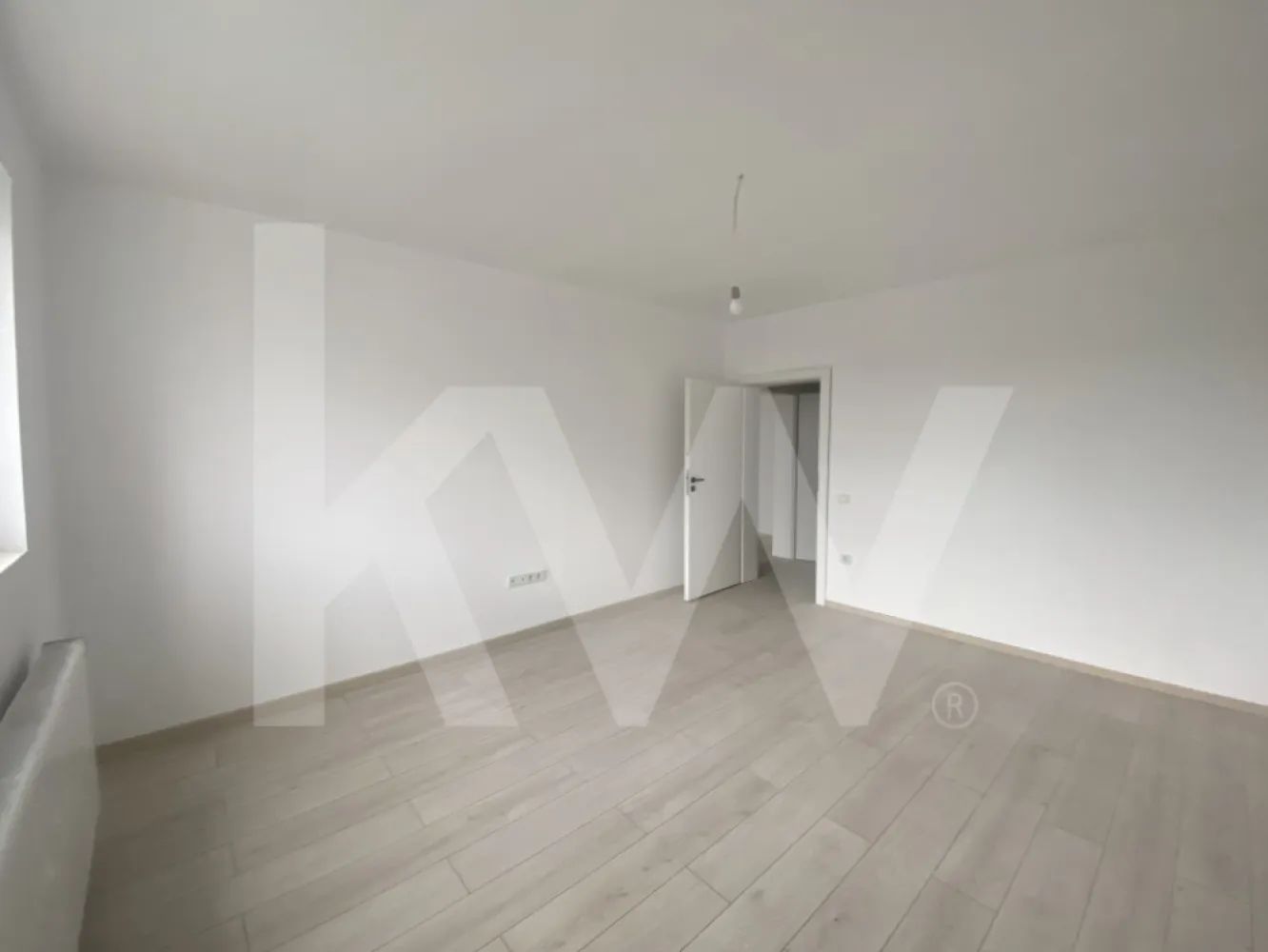 Apartament cu 3 Camere in Selimbar Sibiu – Confort si Valoare Reala - Apartament cu 3 Camere in Selimbar, Sibiu – Confort si Valoare Reala.
Un apartament care nu promite – livreaza.
Lumina, spatiu si confort real, intr-o locuinta gandita pentru oameni care inteleg ce inseamna calitatea. Aici nu cumperi doar metri patrati – cumperi liniste, stabilitate si siguranta pe termen lung.
Detalii principale:
Suprafata utila: 72 mp + balcon de 8mp, utila totala de 80mp.
Compartimentare: decomandat.
Etaj: 2 din P+2E.
Constructie: 2024–2025.
Compartimentare inteligenta:
Doua dormitoare luminoase – pentru relaxare si intimitate.
Living spatios – inima casei tale.
Bucatarie practica si usor de personalizat.
Baie moderna, finisata elegant.
Balcon – perfect pentru dimineti linistite sau seri relaxante.
Calitate in fiecare detaliu:
Incalzire prin centrala proprie in condensatie.
Pereti izolati termic pentru confort si economie.
Tamplarie PVC cu geam termopan.
Pardoseli: parchet si gresie de calitate superioara.
Usi interioare Porta Doors si usa metalica de acces.
Apartamentul se preda la cheie, curat, luminos si pregatit sa fie personalizat dupa stilul tau. Bucataria este nemobilata, oferind libertatea de a o amenaja exact cum iti doresti.
Investitie sau locuinta – decizia e a ta:
Fie ca vrei sa te muti imediat intr-un spatiu modern, fie ca privesti acest apartament ca pe o investitie sigura, el livreaza valoare din prima zi.
Pozitie excelenta:
Zona Selimbar este una dintre cele mai apreciate din Sibiu, cu acces rapid la centre comerciale, scoli, gradinite si zone verzi. Tot ce ai nevoie este la cateva minute distanta.
Acesta nu este un apartament obisnuit. Este alegerea celor care nu mai vor compromisuri, care inteleg diferenta dintre “un loc de stat” si “un loc care iti apartine cu adevarat”.

Contacteaza-ne acum pentru detalii sau vizionare. Proprietatile de acest tip nu raman mult timp disponibile – iar cand le vezi, intelegi imediat de ce.