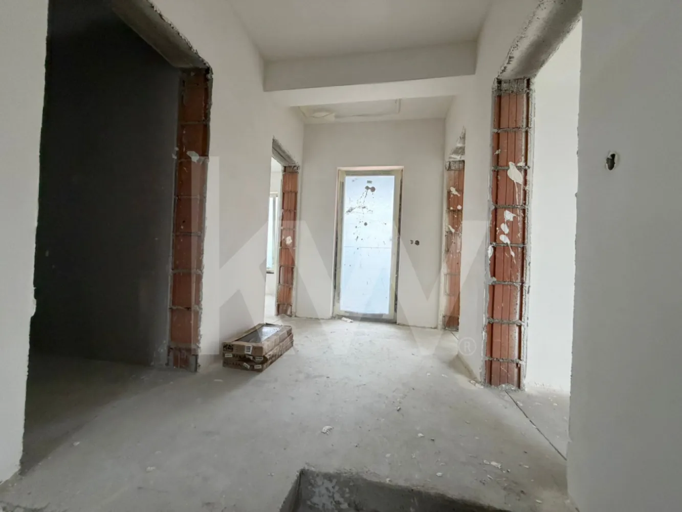 Casa 4 camere de vanzare 117 mpu teren liber 230mp Sibiu in Sura Mica - Aceasta proprietate are tot ce-ti trebuie pentru a da viata viselor tale. Amplasata intr-o zona linistita si exclusiv rezidentiala a orasului Sibiu, la Nord-Vest si in Sura Mica, acest tip duplex dispune de 117 mp utili, 152 mp construiti si 230 mp teren liber. Casa este in curs de construire, cu gandul la confortul tau, in 2025, avand un regim de inaltime P+M, acoperis din tigla, izolat la exterior si asfaltat. Imobilul are 4 camere, 3 dormitoare, 1 living cu zona de dining, 1 bucatarie, 2 bai,1 debara/depozitare, 2 holuri, casa scarii, 1 balcon comun la 2 dormitoare si terasa.

Poate fi o oaza de liniste si fericire in regiunea Sibiu, mereu cautata pe piata imobiliara. Deasemenea, vindem proprietatea atat cash, cat si prin credit ipotecar sau prima casa (finantare).

Stim cat de importanta e vestea buna si despre cum vinzi casa ta cu un plus. Ne-am asigurat ca regasesti in aceasta proprietate elemente de calitate superioara, la un raport calitate-pret imbatabil. Finisajele sunt efectuate cu materiale de calitate, decorativa, vopsea lavabila. Eficienta energetica se incadreaza in clasa B.

Iar prietenii tai se vor bucura de curtea ta de 230mp, cu gazon si o zona pavata.

In zona vei gasi magazine, parcuri, transport public, restaurante sau cafenele. Accesul la arterele principale sau autostrada A1 se realizeaza rapid, in doar cateva minute. Unele poze sunt variante la cum se poate amenaja.

Daca te-am convins, atunci actiunea ta este cat se poate de simpla. Nu ezita sa stabilesti o vizionare cu noi si hai sa-ti aratam aceasta proprietate! Echipa Keller Williams Sibiu este la dispozitia voastra cu orice detaliu sau vizionare!