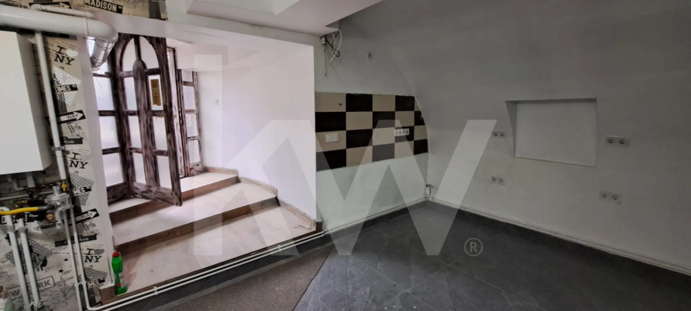 Spatiu comercial ultracentral, curte si loc de parcare - Spatiu comercial ultracentral, curte si loc de parcare

OPORTUNITATE DE INVESTIȚIE:  Spațiu comercial ultracentral – Ready to Use
Vă prezentăm spre vânzare o proprietate comercială strategică, situată într-o zonă cu trafic intens și cerere ridicată, ideală pentru business-uri care necesită vizibilitate și prestigiu.
 Caracteristici Principale:
Suprafață Utilă: 55,1 mp, compartimentat inteligent pentru eficiență maximă.
Configurație: 3 încăperi distincte ,2 spatii de lucru , unul pentru depozitare și 2 grupuri sanitare.
Stare: Proaspăt renovat, cu dotări moderne, gata pentru începerea activității fără investiții suplimentare.Facilități Rare în Zonă:
Spre deosebire de majoritatea spațiilor centrale, această proprietate dispune de:
Loc de parcare propriu (esențial pentru clienți sau management),curte proprie.
 De ce să investești aici?
Versatilitate: Compartimentarea permite adaptarea rapidă pentru diverse domenii.
Locație Premium: Zona ultracentrală garantează o cotă de piață stabilă și o apreciere constantă a valorii activului.
Eficiență: Fiind recent renovat, costurile de întreținere și punere în funcțiune sunt minime.
 Locație: Ultracentral (Zonă cu mare căutare)
Suprafață: 55,1 mp util
 Dotări: Parcare + Curte + Proaspăt renovat
Pret 95.000 eur , negociabil.
Ești gata să îți muți afacerea într-o locație de top? Contactează-ne pentru detalii tehnice și programarea unei vizionări!
